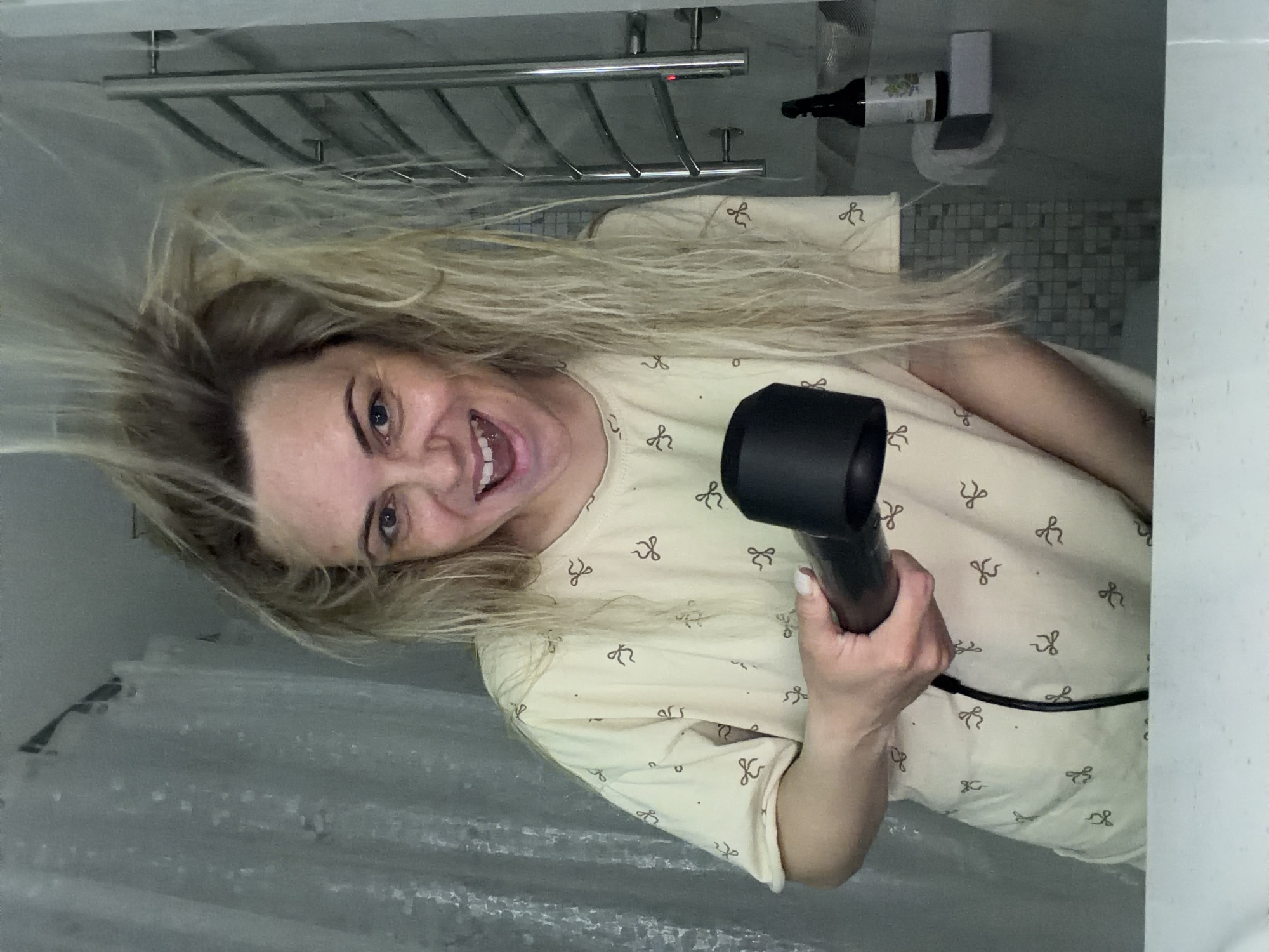 Woman's hair styling session creates wild static effect in Votkinsk