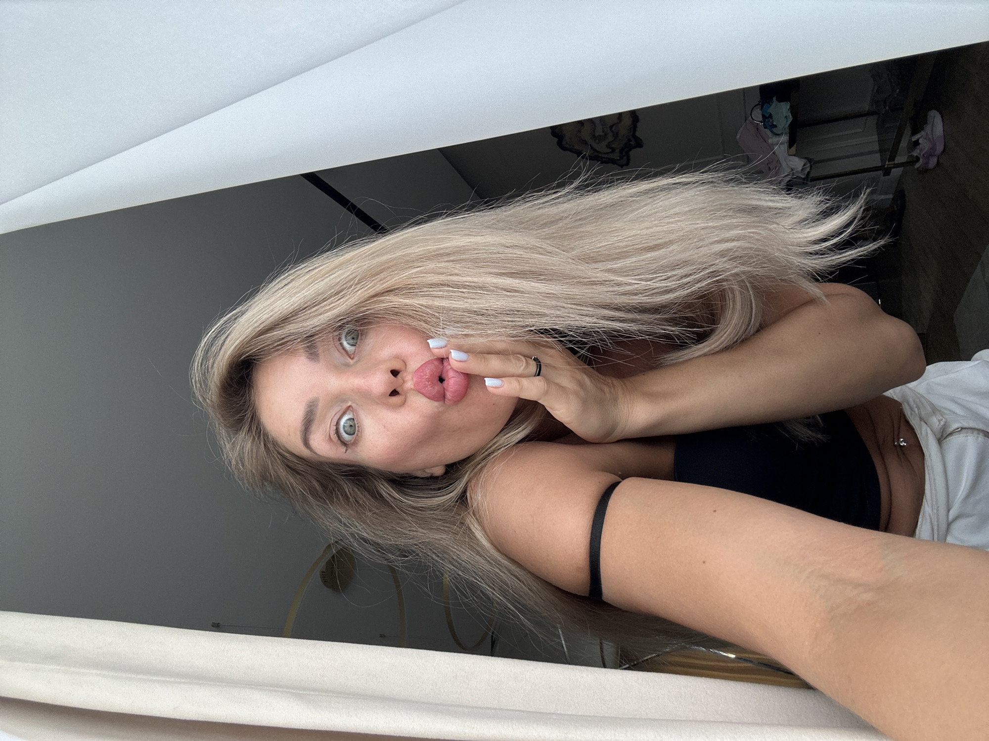 Woman documents morning routine in selfies across Armavir home