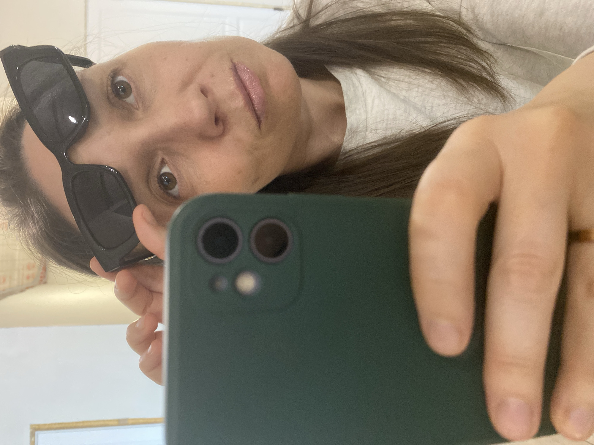 Woman documents four-hour morning routine in Russian apartment