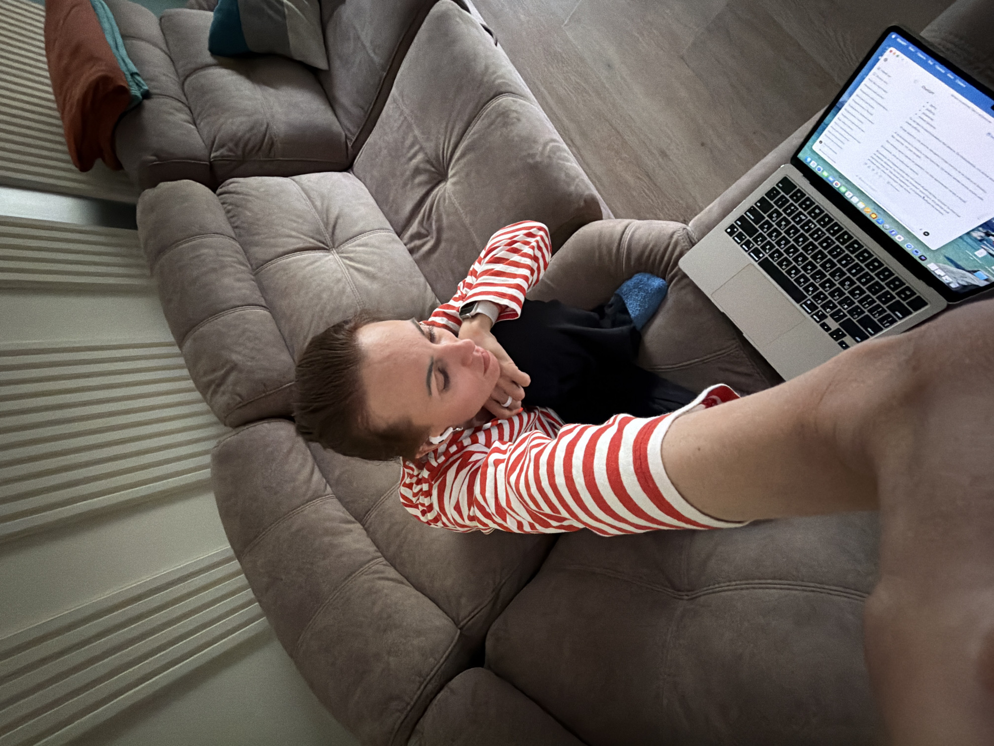 Woman documents quiet morning routine at Birobidzhan home