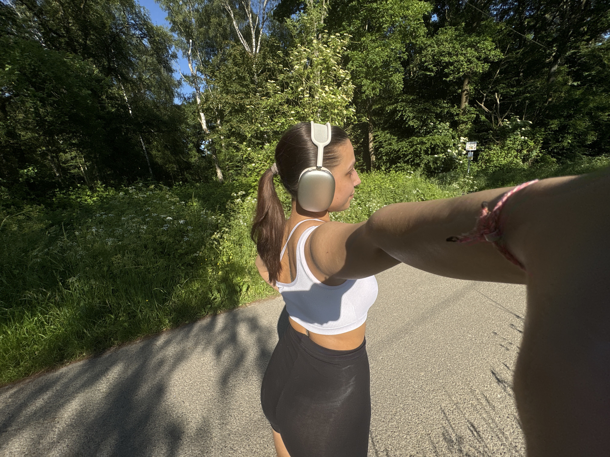 Afternoon exercise activities captured in Mönchengladbach park paths