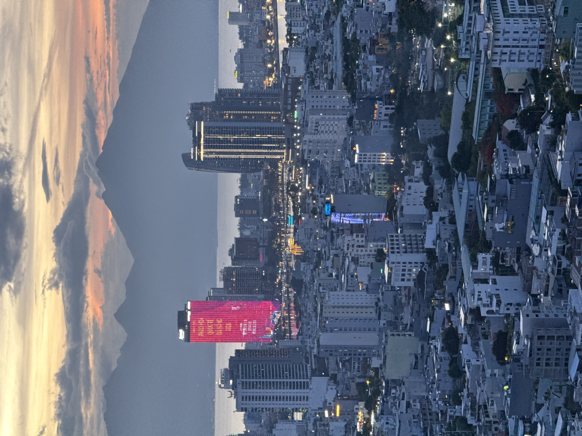 Witness documents Đà Nẵng skyline during dusk transition