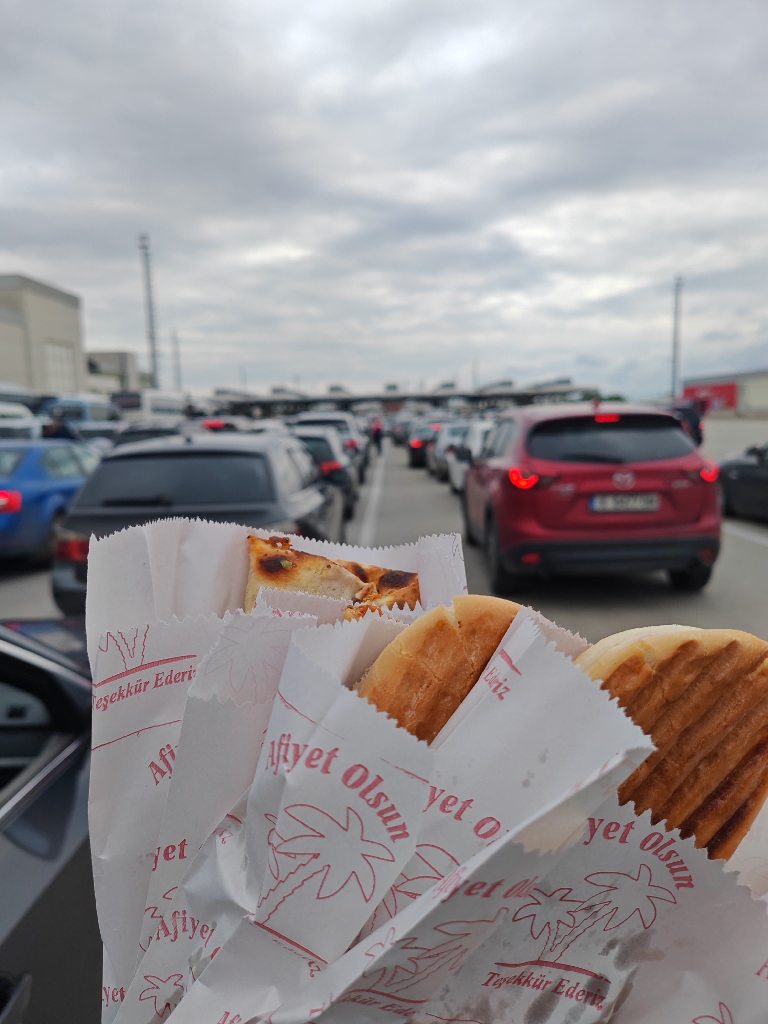 Traveler documents sandwich meal in vehicle at Bulgarian border town