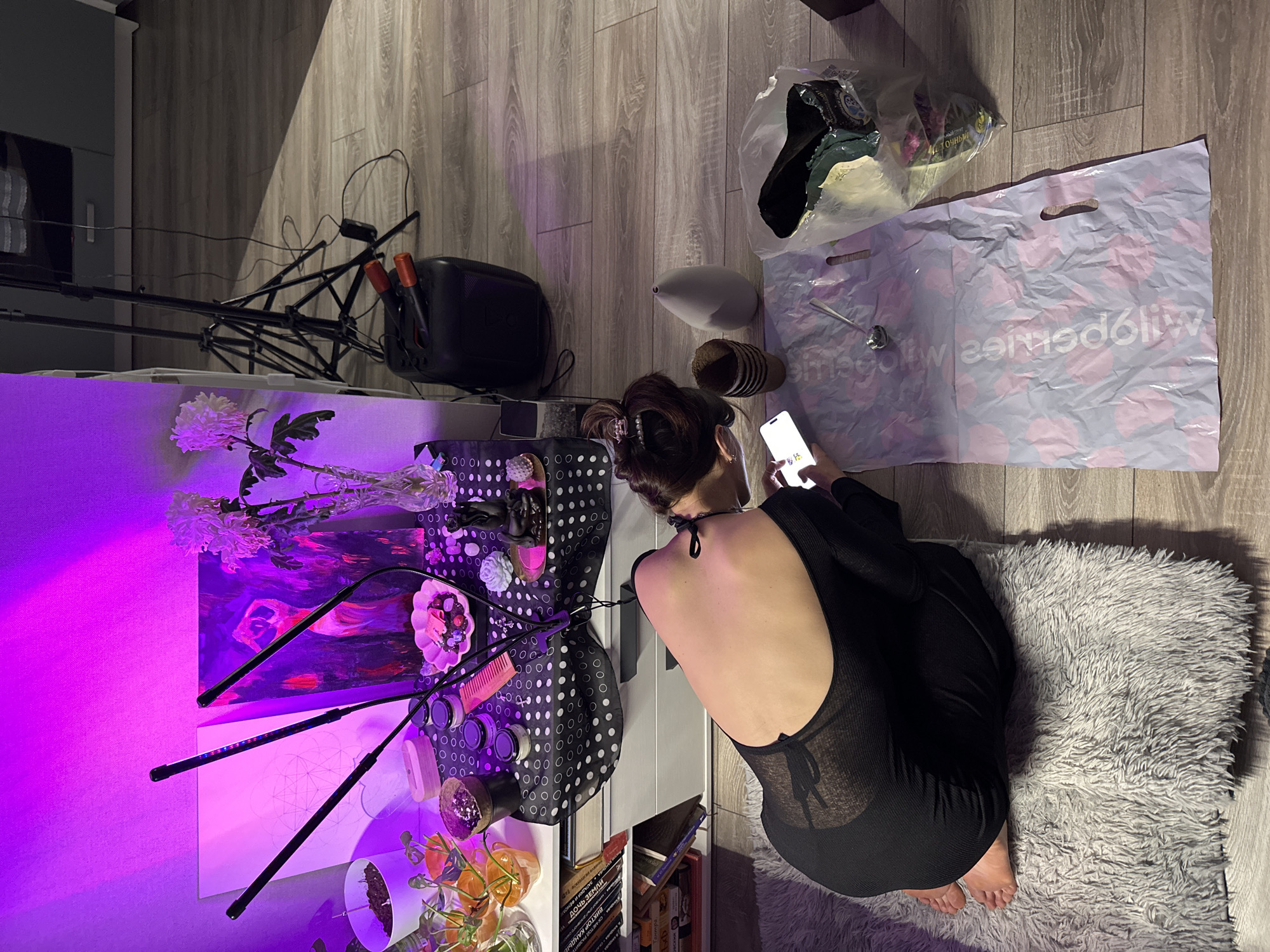 Evening indoor smartphone use documented in Murino, Russia