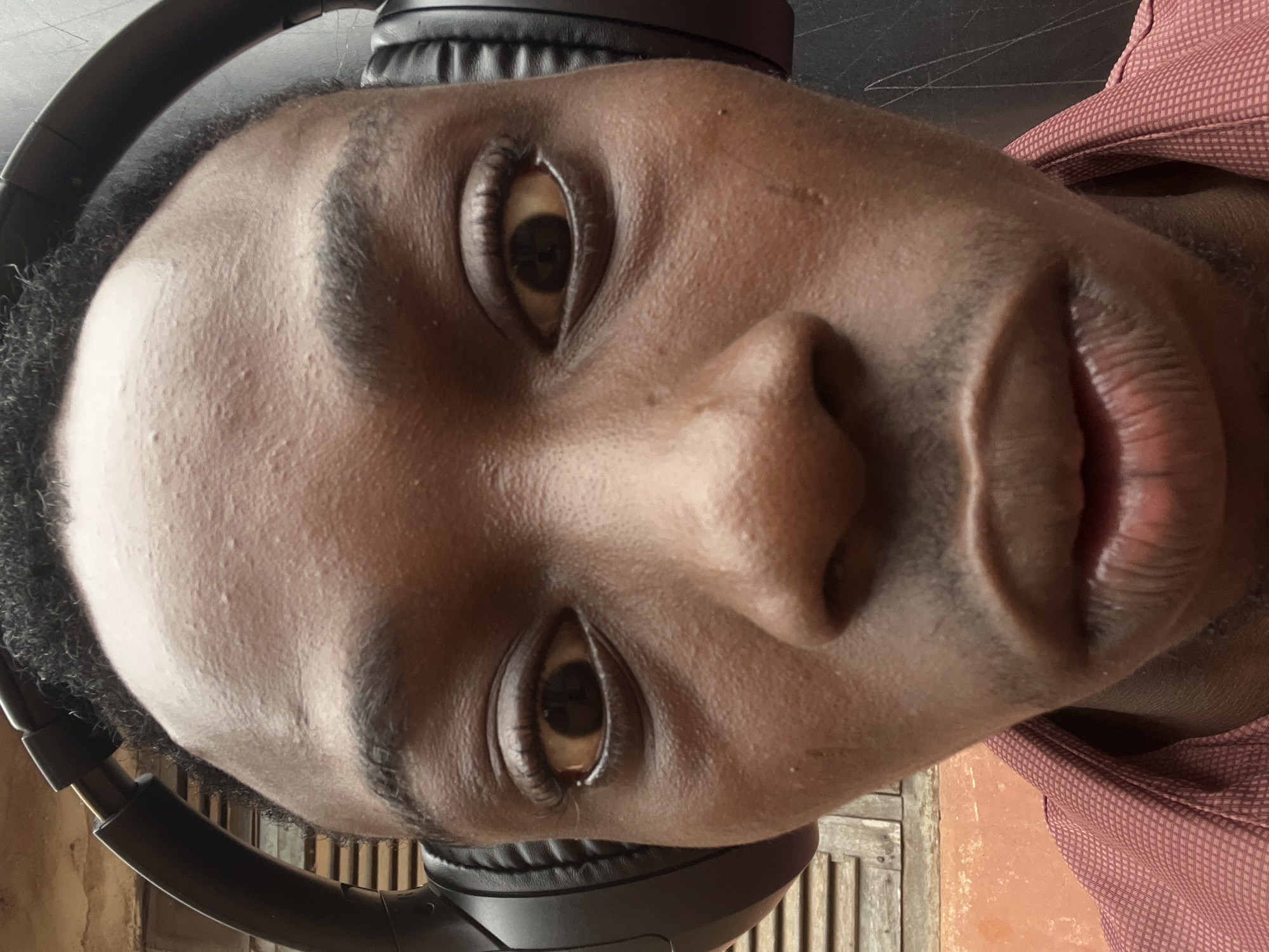 Headphone selfie session in Onitsha with a few candid street moments
