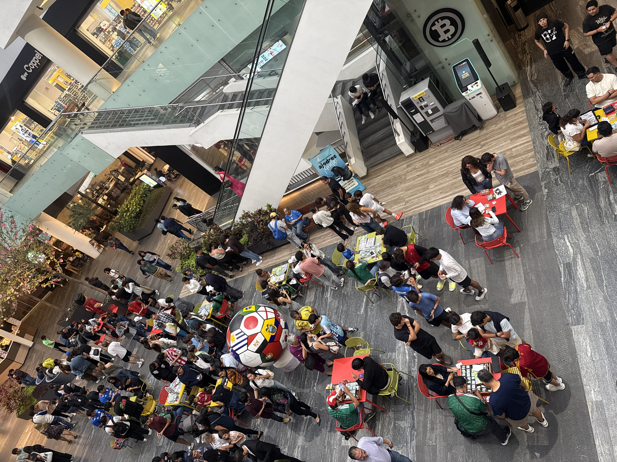 Late-night chess gathering draws crowds to Puebla shopping mall