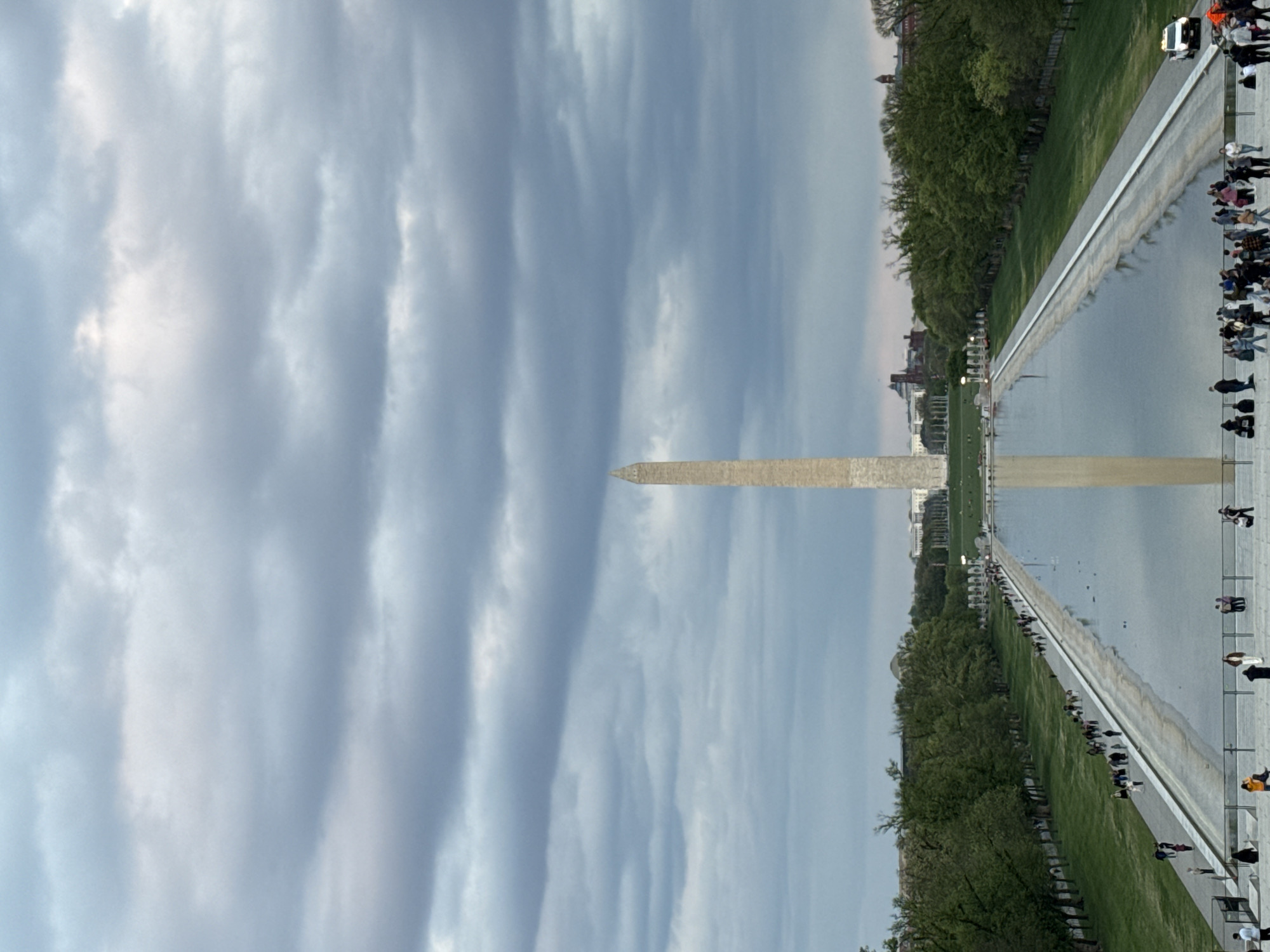 Evening photos capture Washington Monument, Lincoln Memorial with visitors