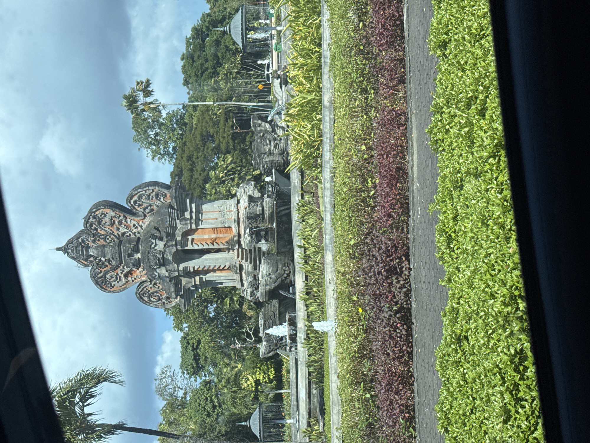 Early morning scenes documented at Kuta Selatan roundabout area