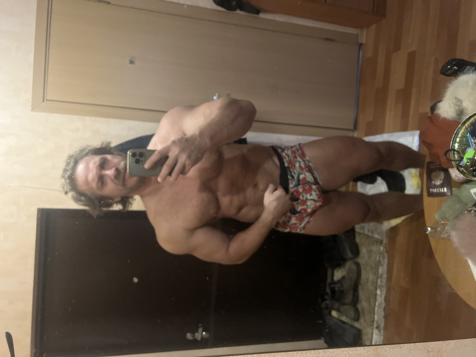 Man documents morning routine with pets in Saint Petersburg apartment