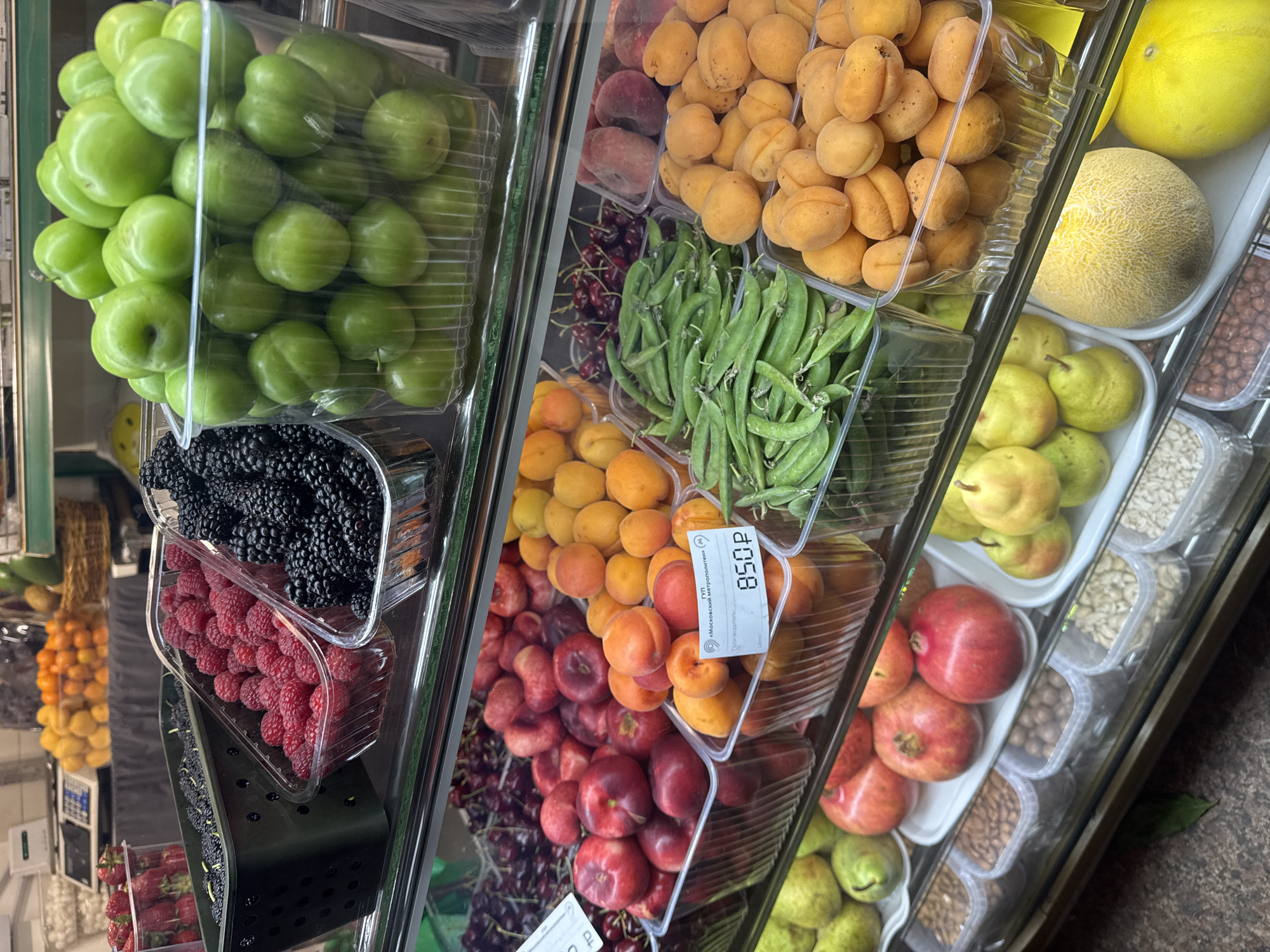 Fresh fruit display documented at Moscow store