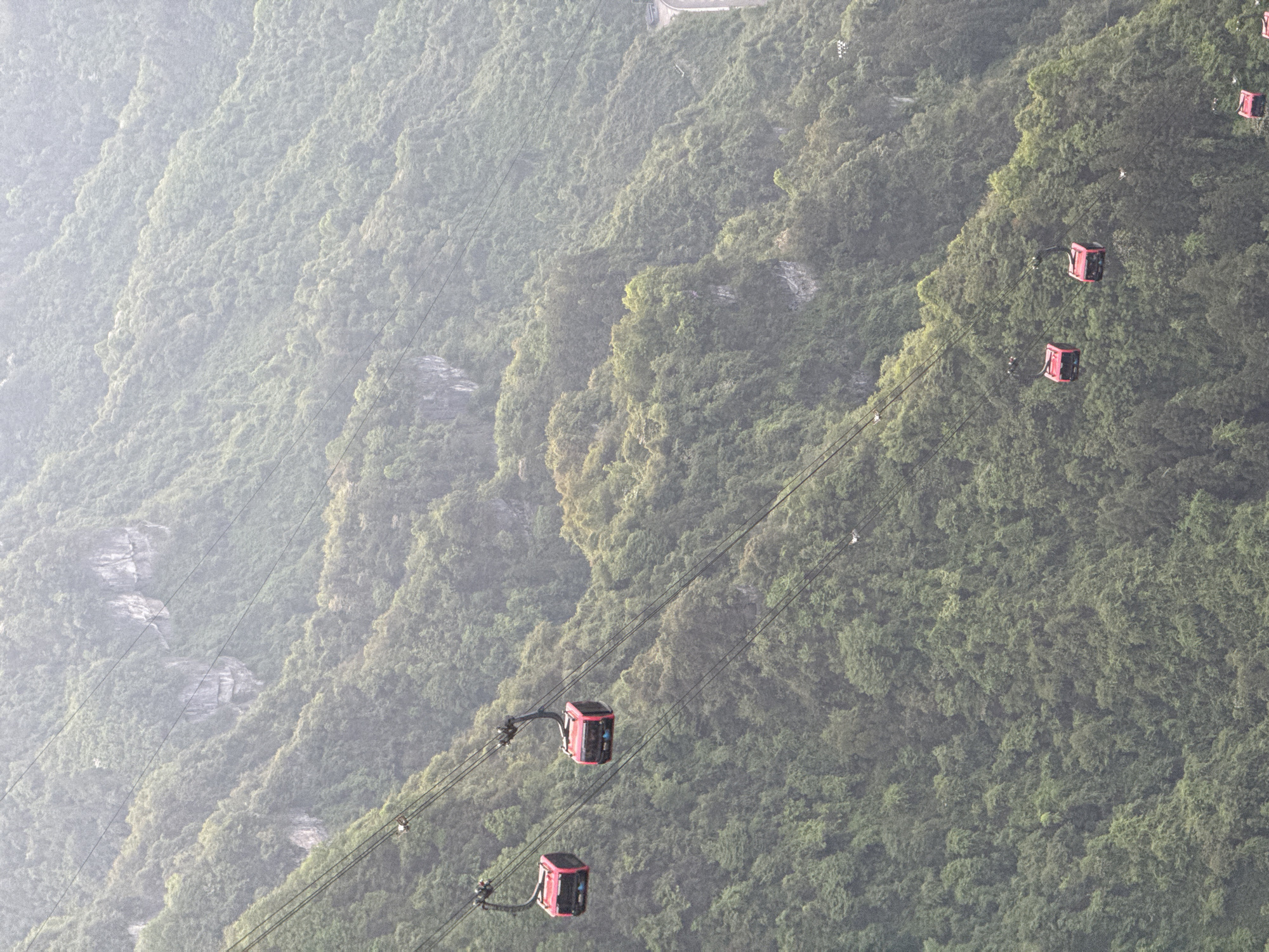 Tourist captures panoramic views from Zhangjiajie mountain peaks