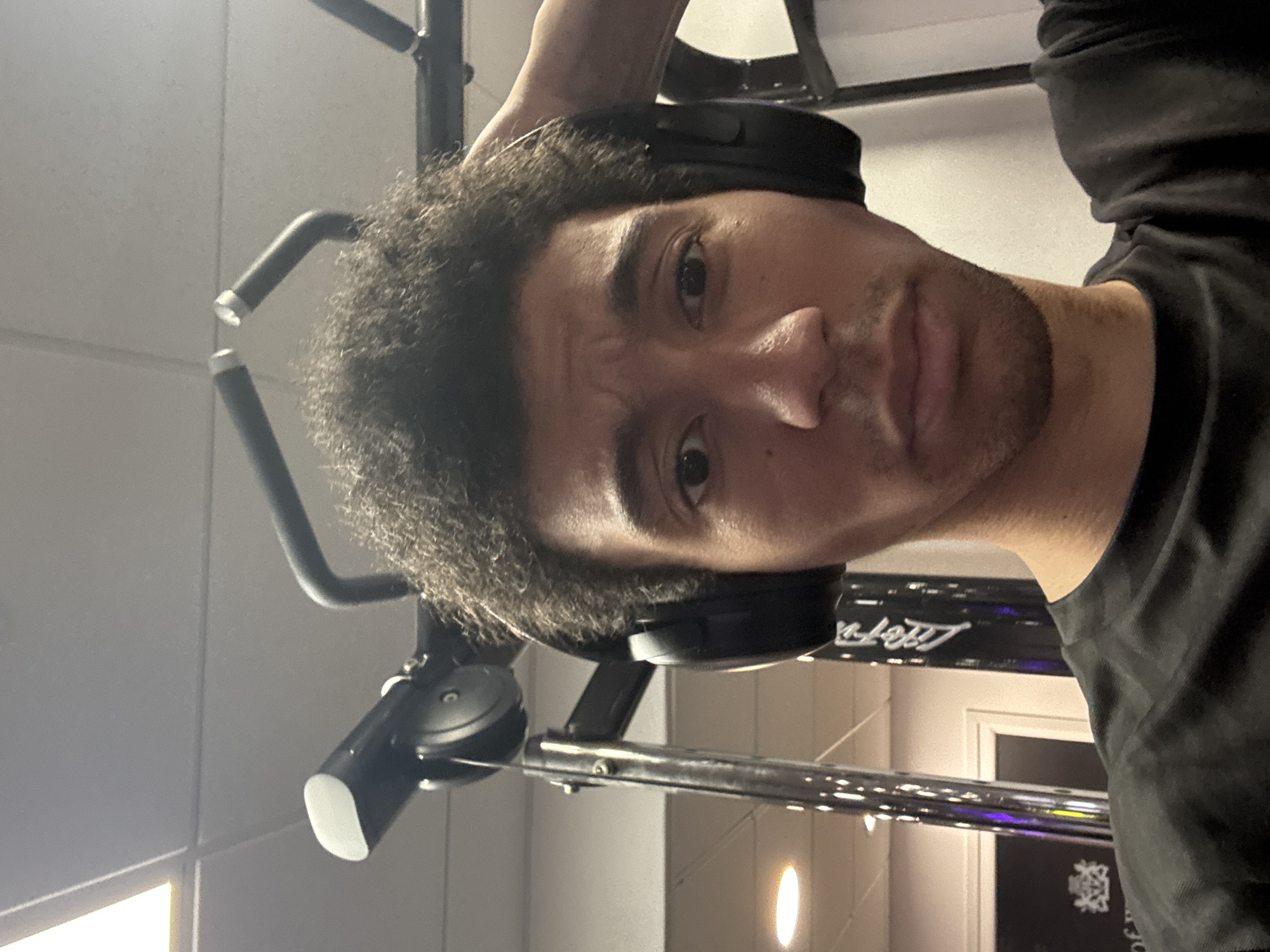 Man photographed at London gym during afternoon workout session