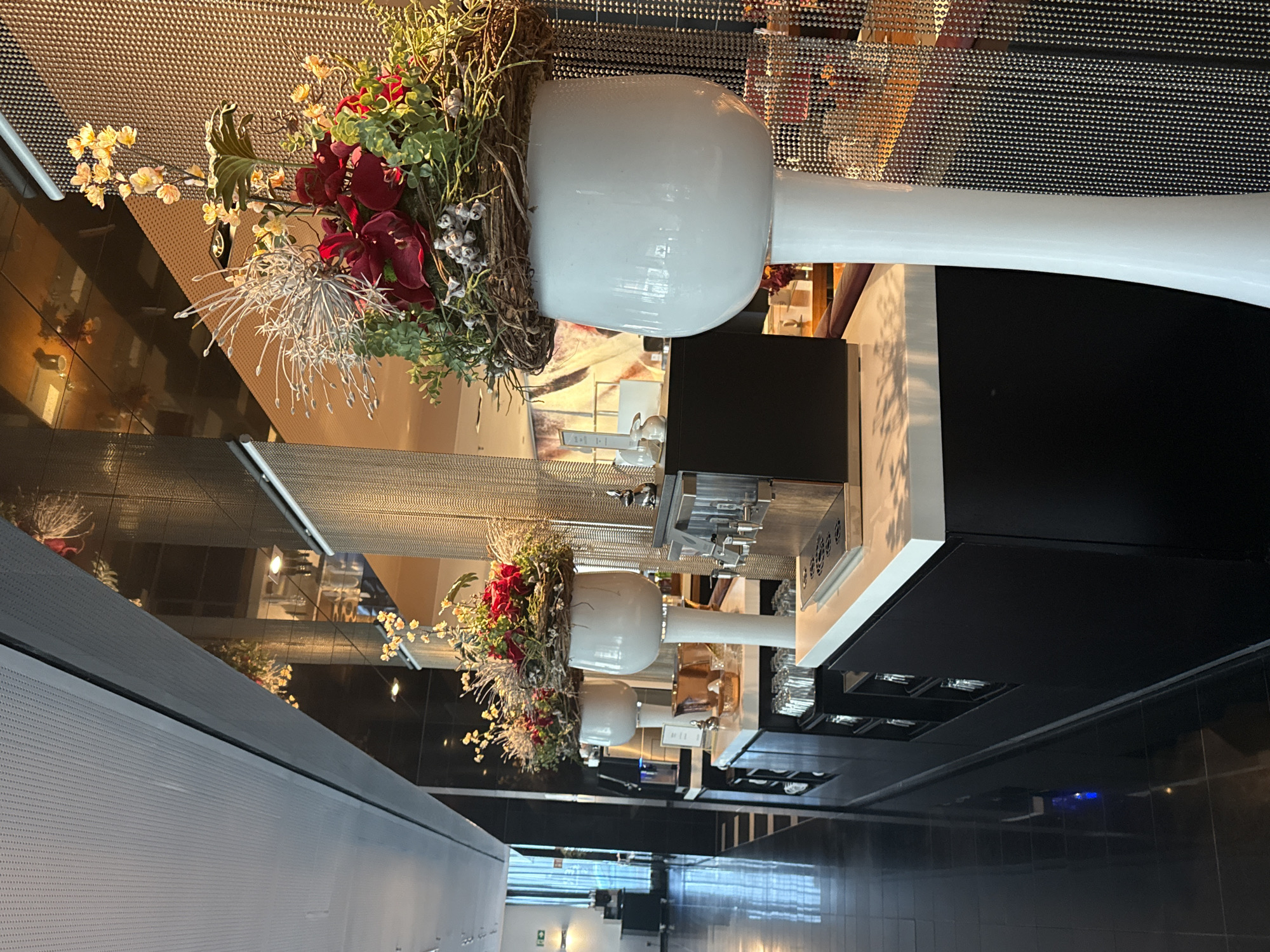 Floral arrangement spotted in modern Munich establishment