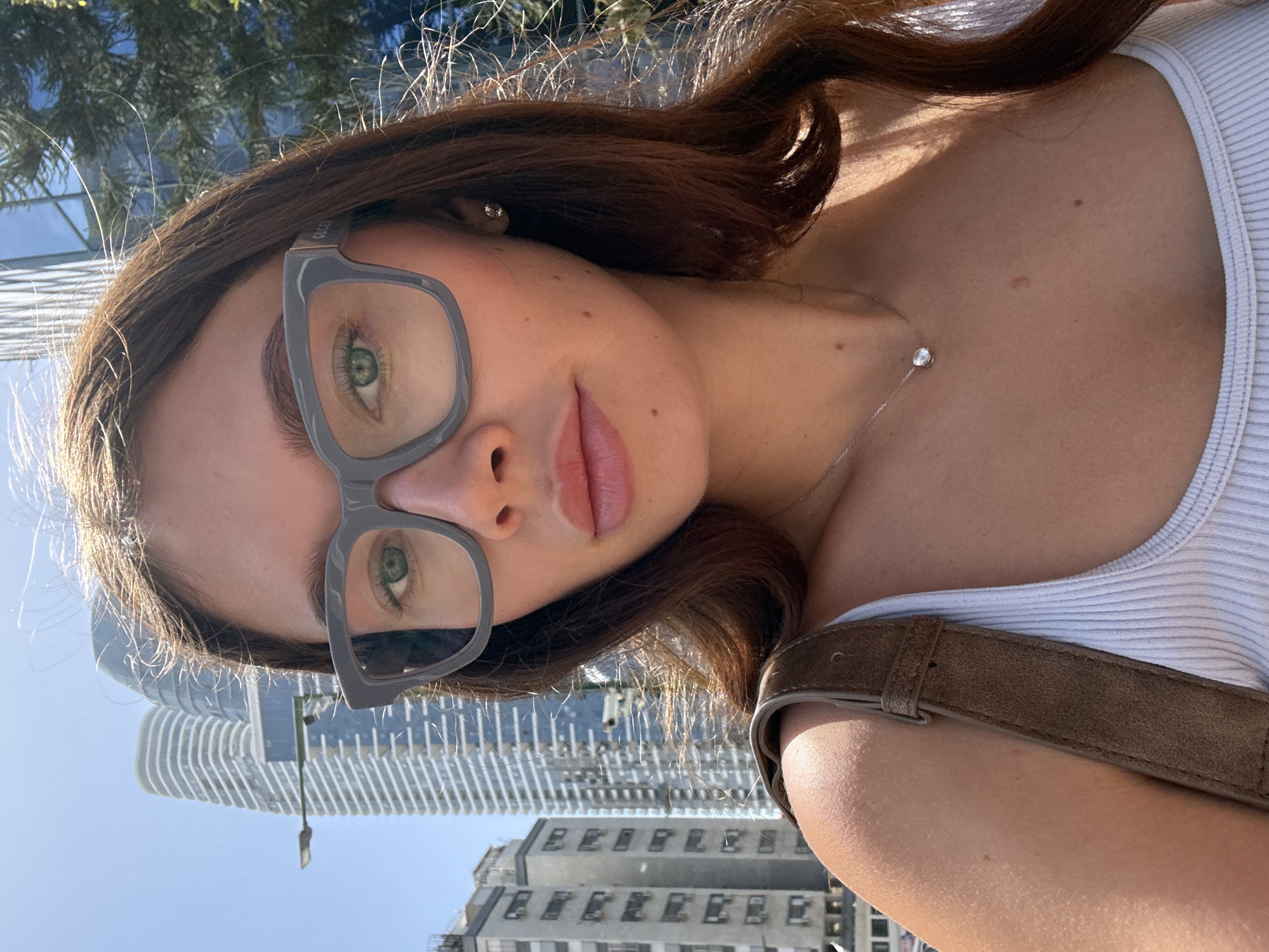Young woman with eyeglasses spotted in Ramat Gan