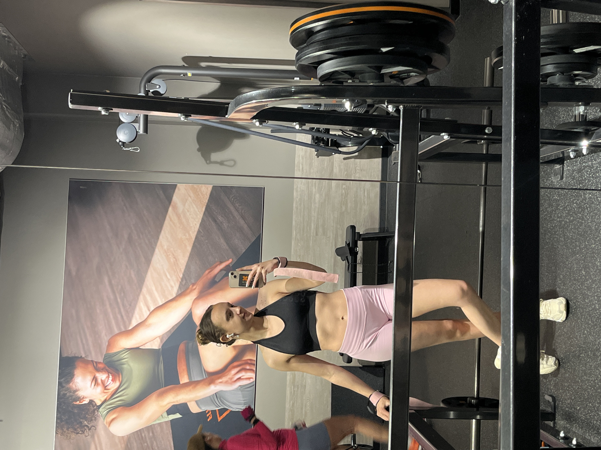 Woman takes gym selfie in Saarbrücken fitness center