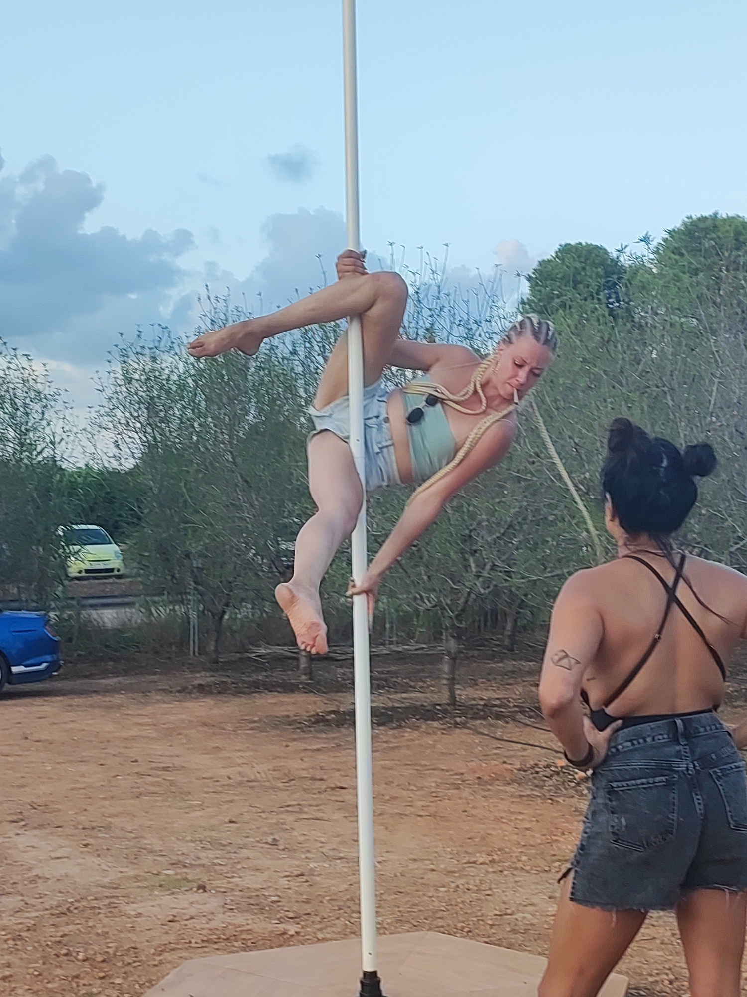 Outdoor party in Alcàsser with pole dancing, a roast, and sunset vibes