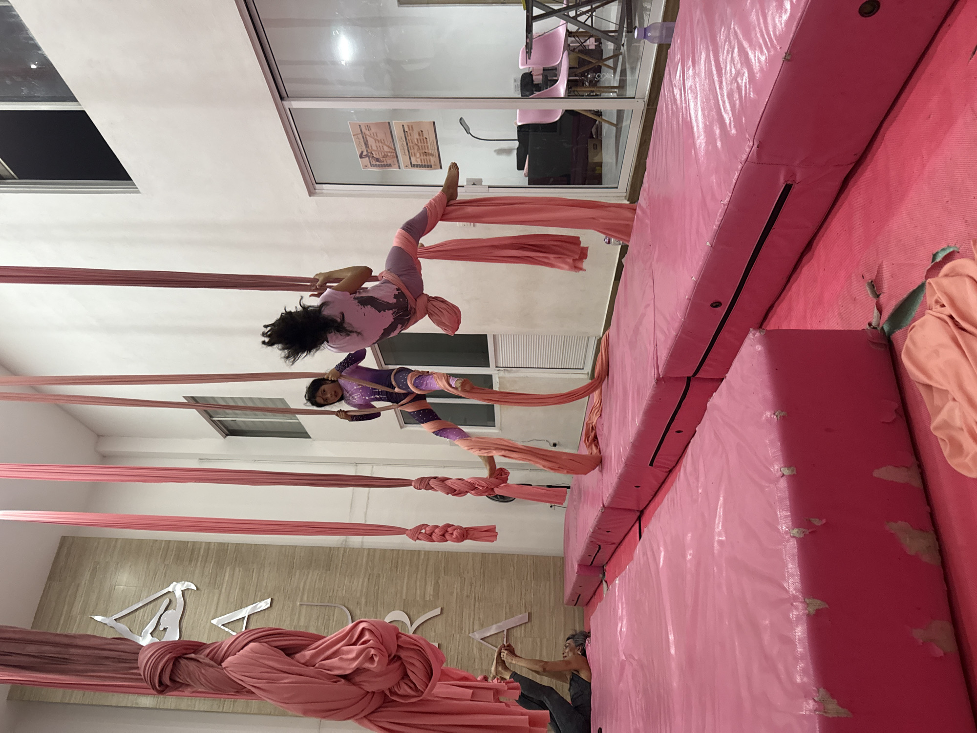 Early morning aerial arts session documented in San Andrés Cholula