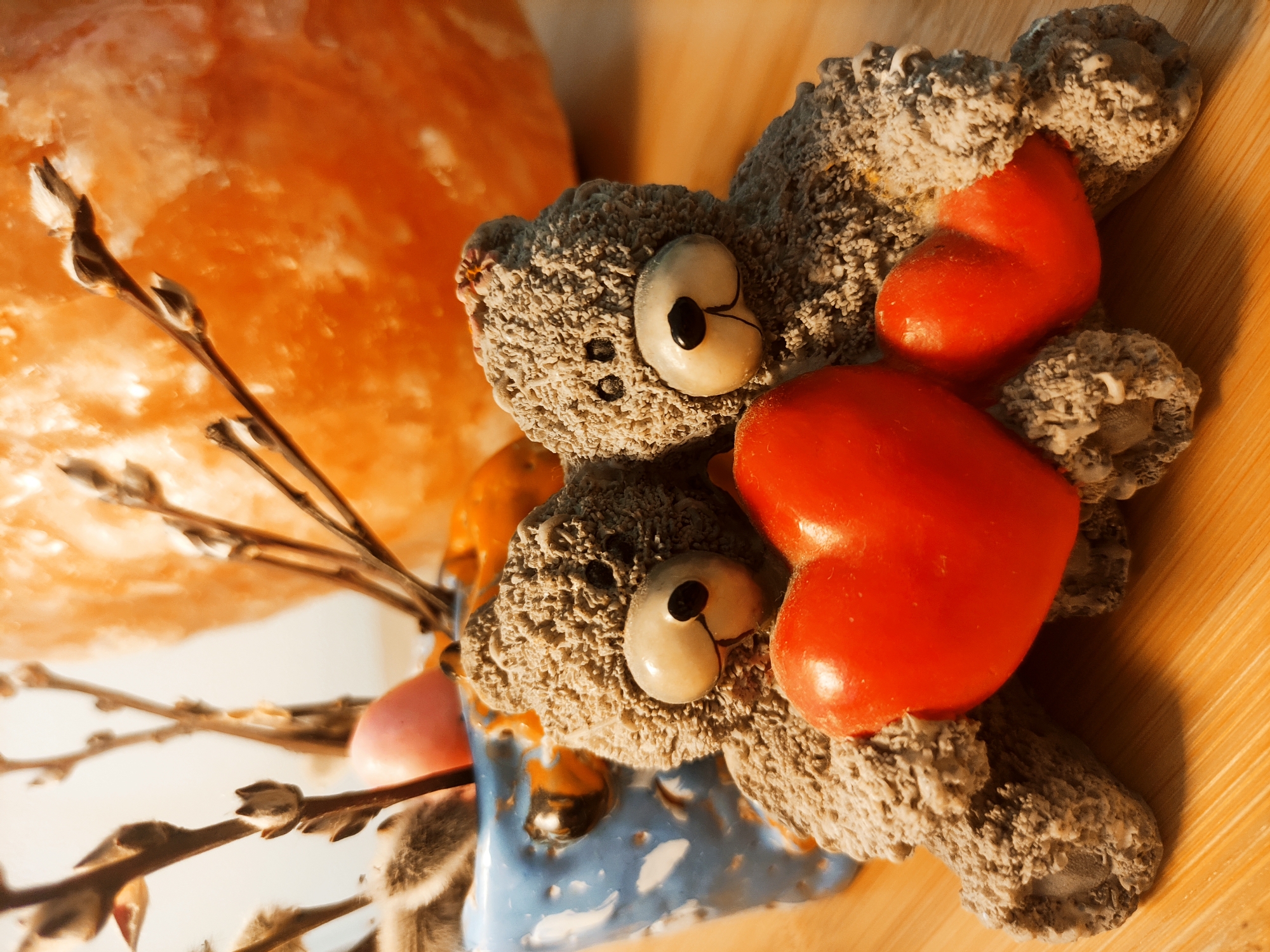Easter decorations captured in intimate home display over 34 minutes