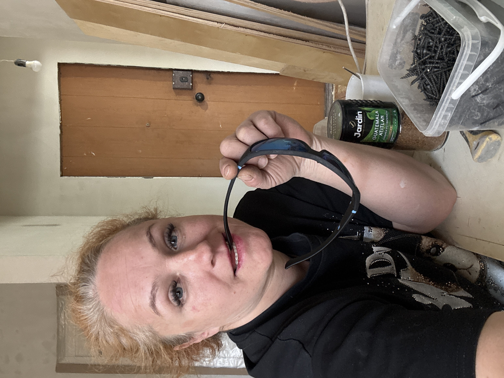 Woman documents morning routine and home life in Chaikovsky