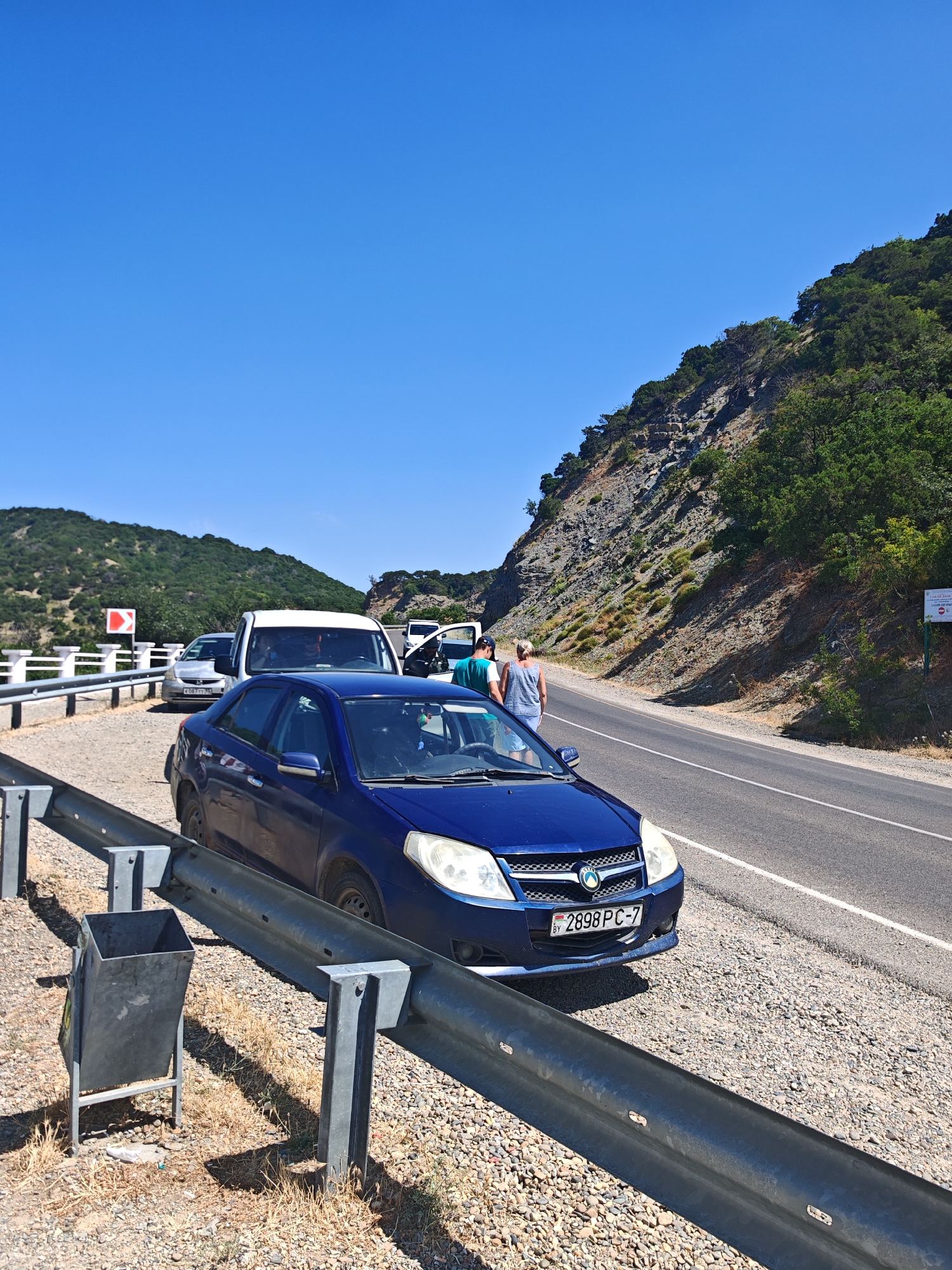 Coastal drive through Sukko with Black Sea views and traffic