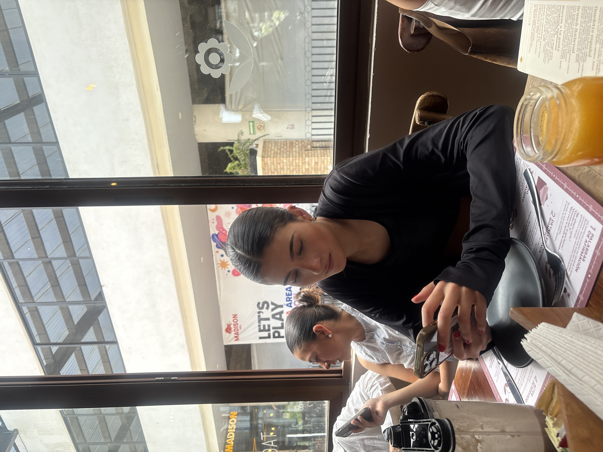 Diners captured at Madison café in Puebla during evening hours