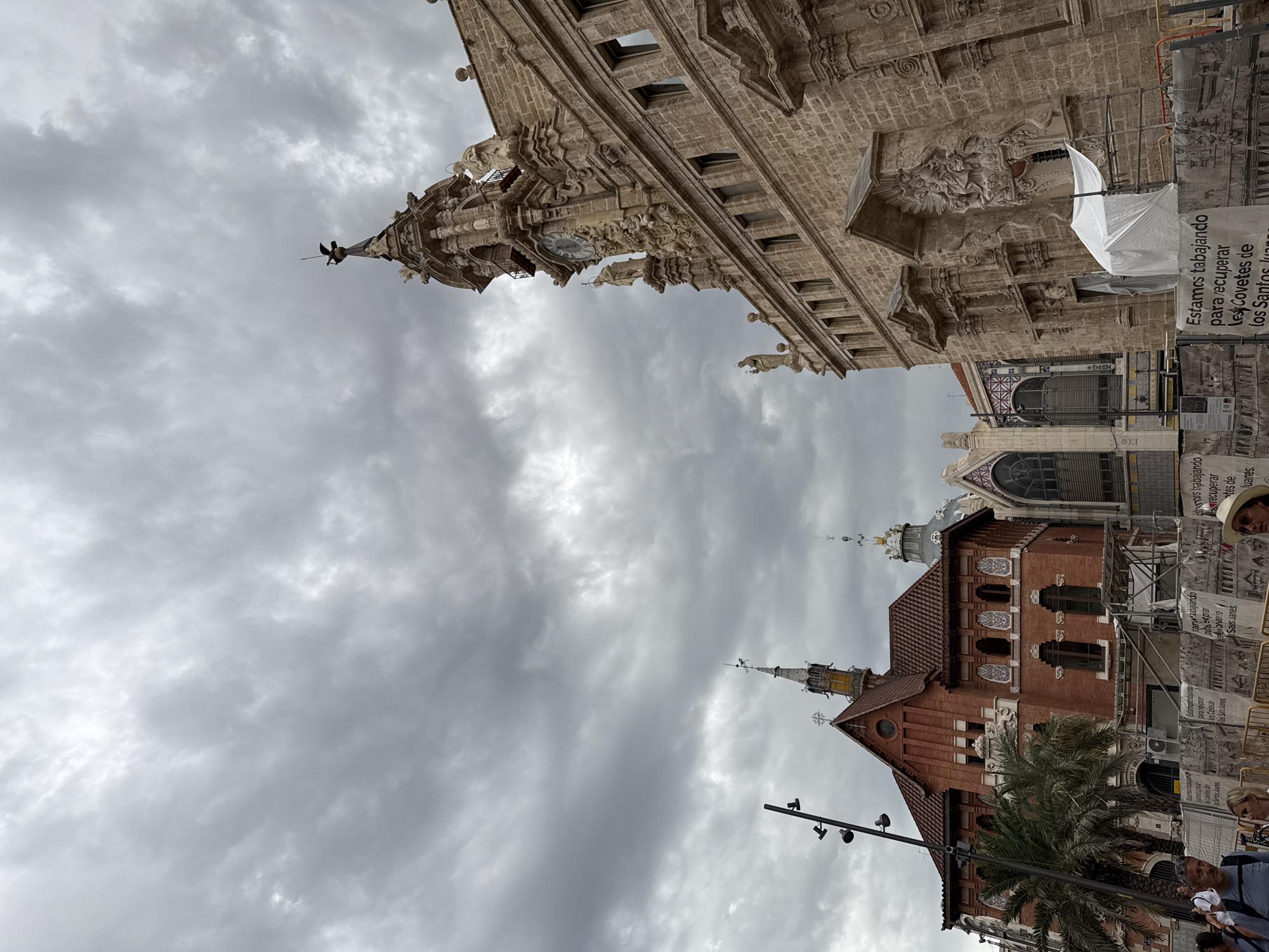 Crowds move through València's ornate pedestrian boulevard on a cloudy day