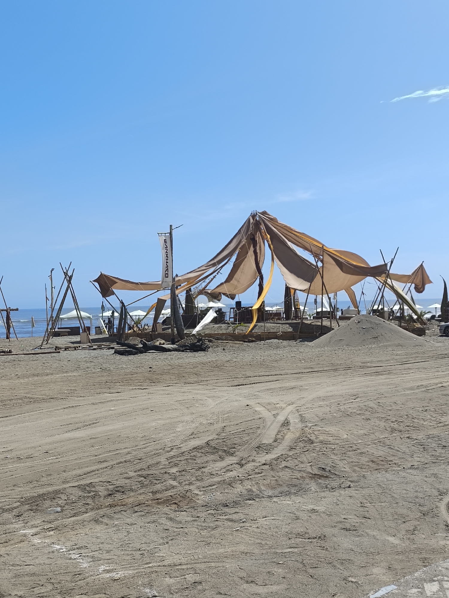 Beach event setup documented in Huanchaco, Peru