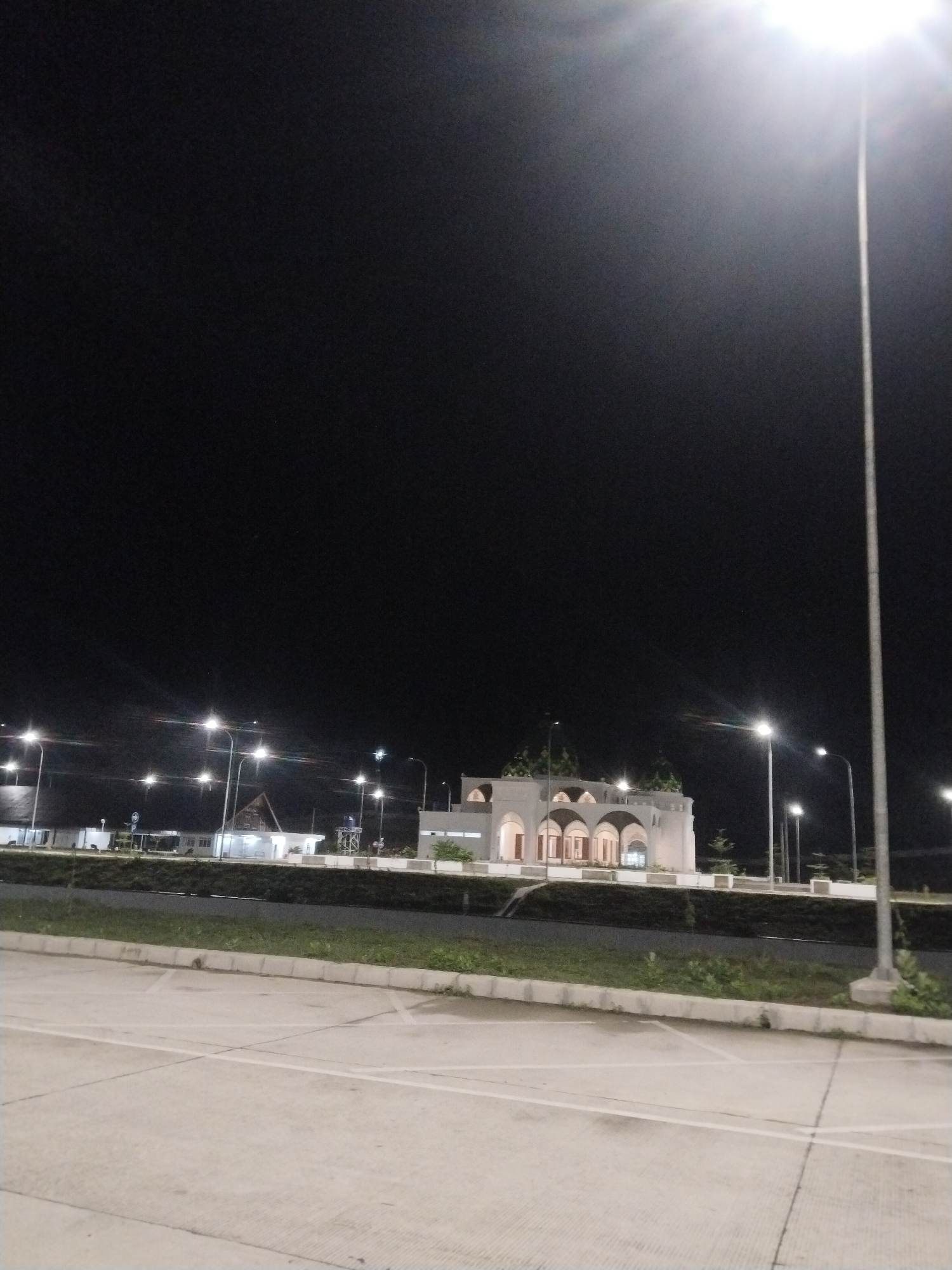 Man takes nighttime selfie in Keureuweungkrueng parking lot