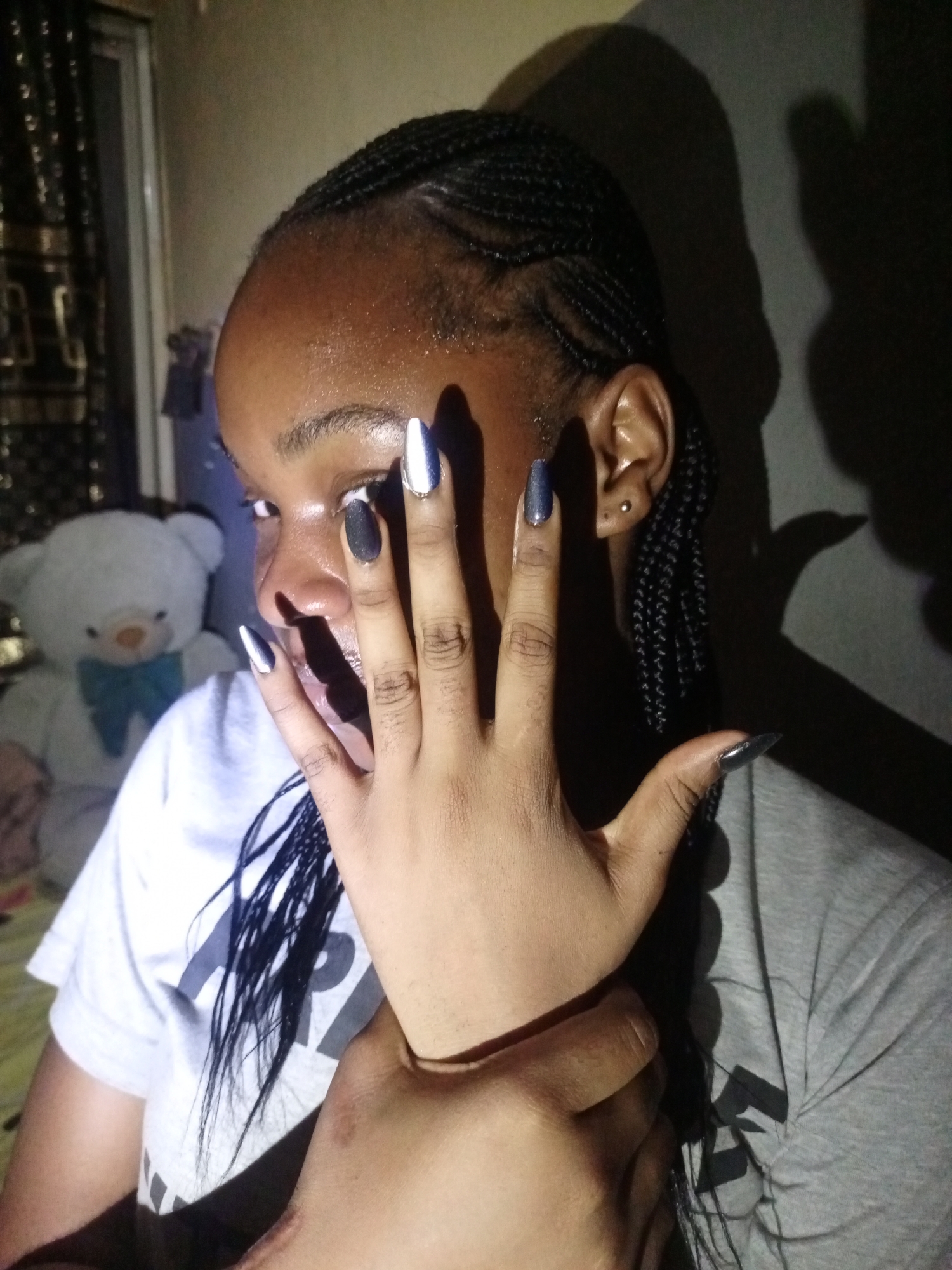 Woman shows off new manicure in Keffi selfie session