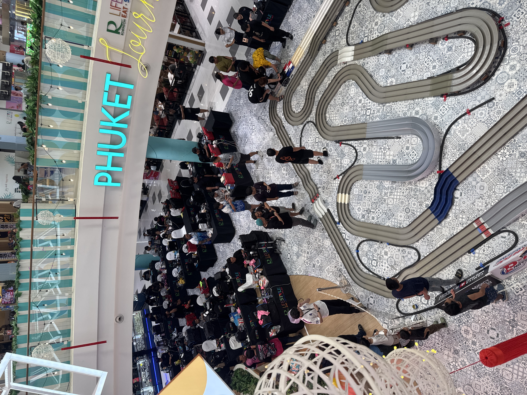 Mini 4WD race draws spectators at Thai mall