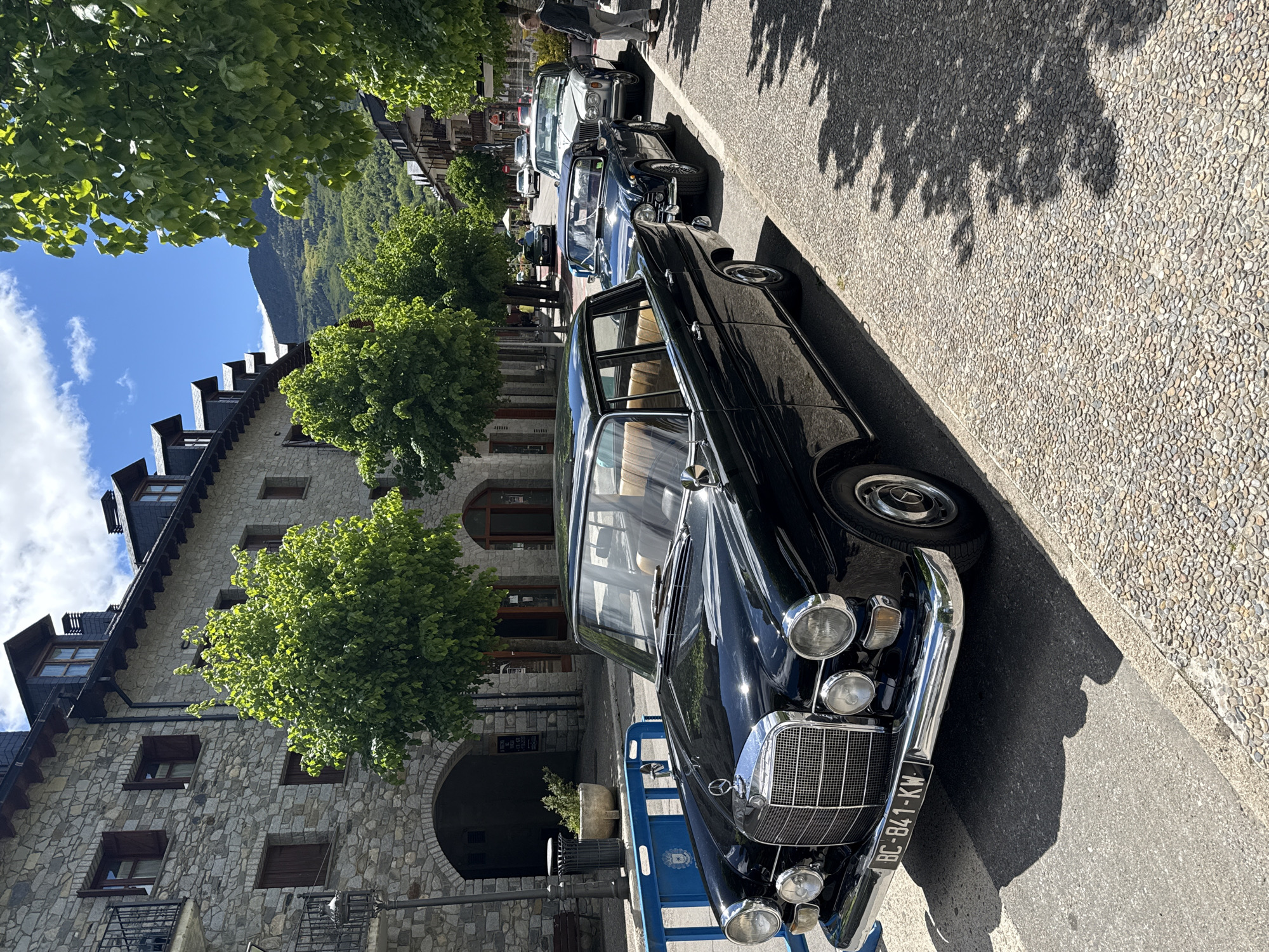 Vintage car gathering spotted on Benasque street
