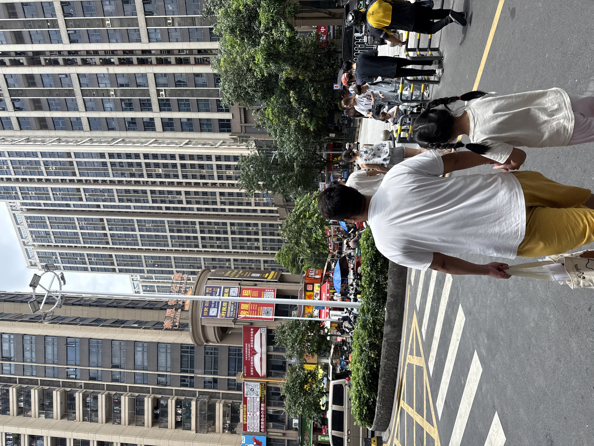 Mid-morning street life across a busy Haizhu District corridor