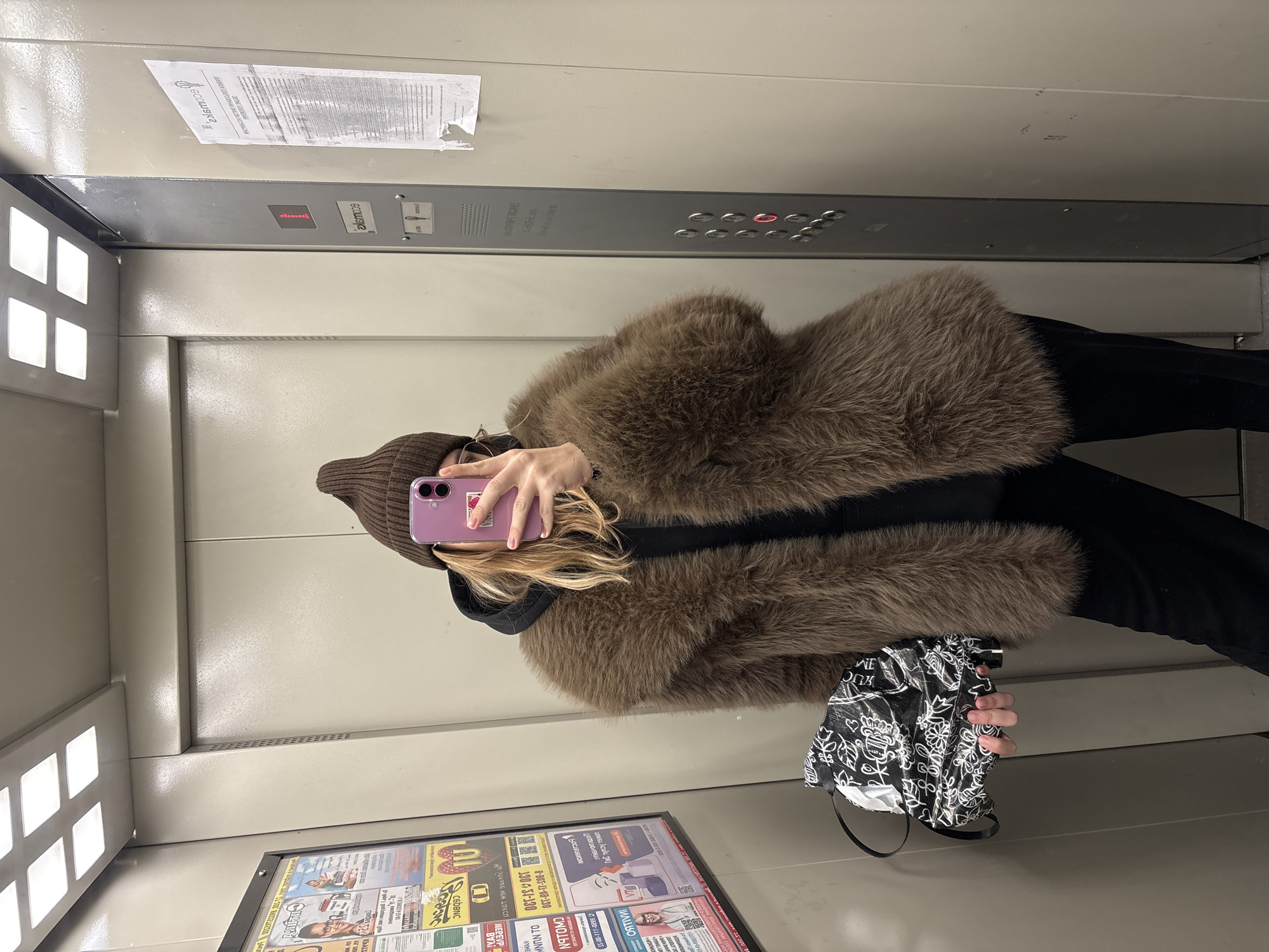 Person takes elevator selfie in Ust-Ilimsk