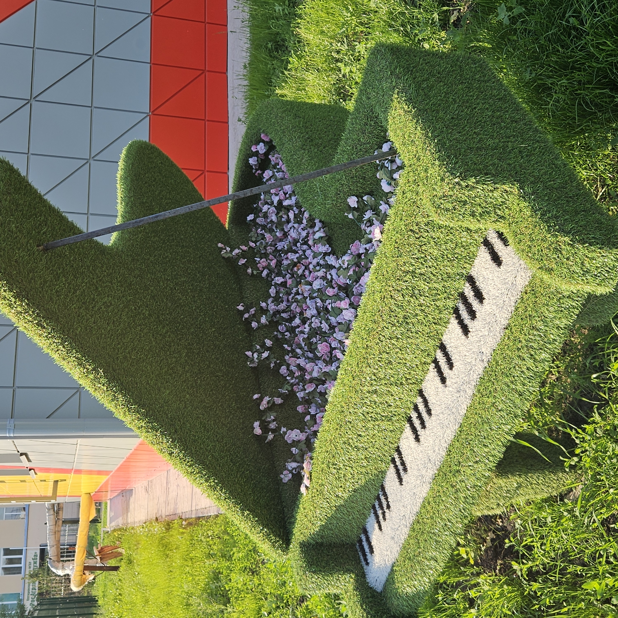 Piano topiary art installation spotted in Novo-Stroyka, Russia