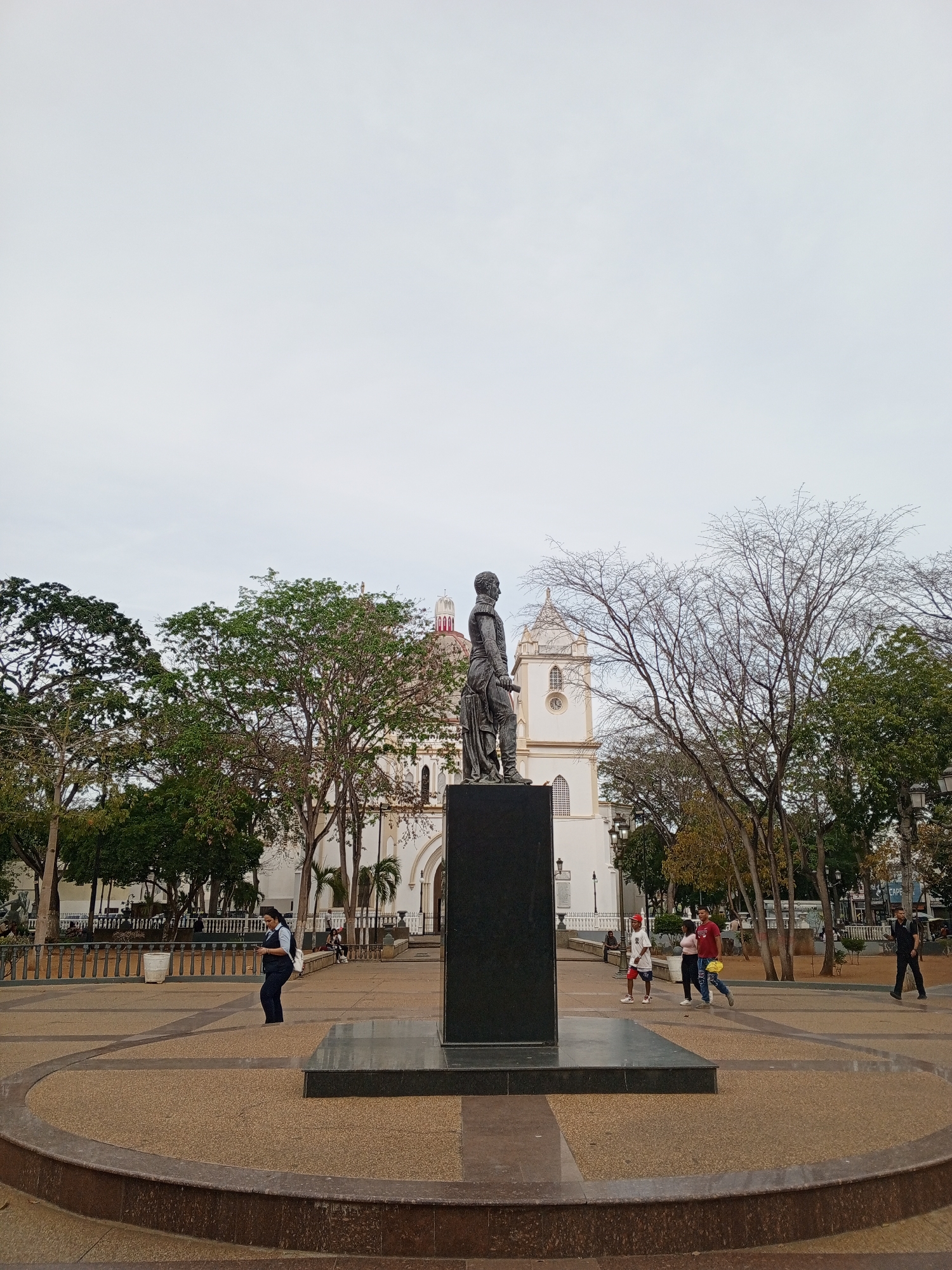 Evening walk through Porlamar captures public spaces and shopping