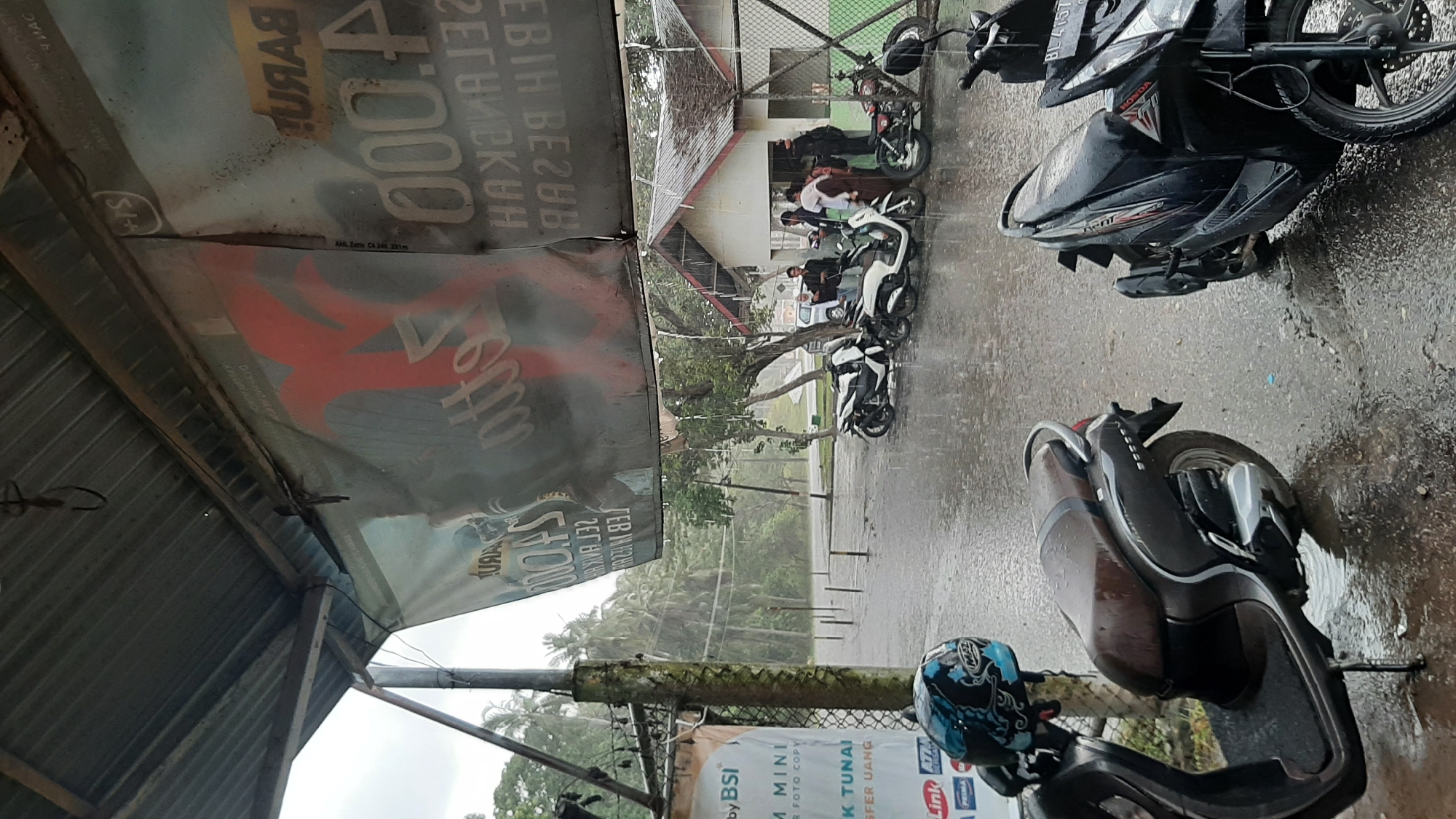 Morning rain brings typical commuter scenes to Lhokseumawe streets