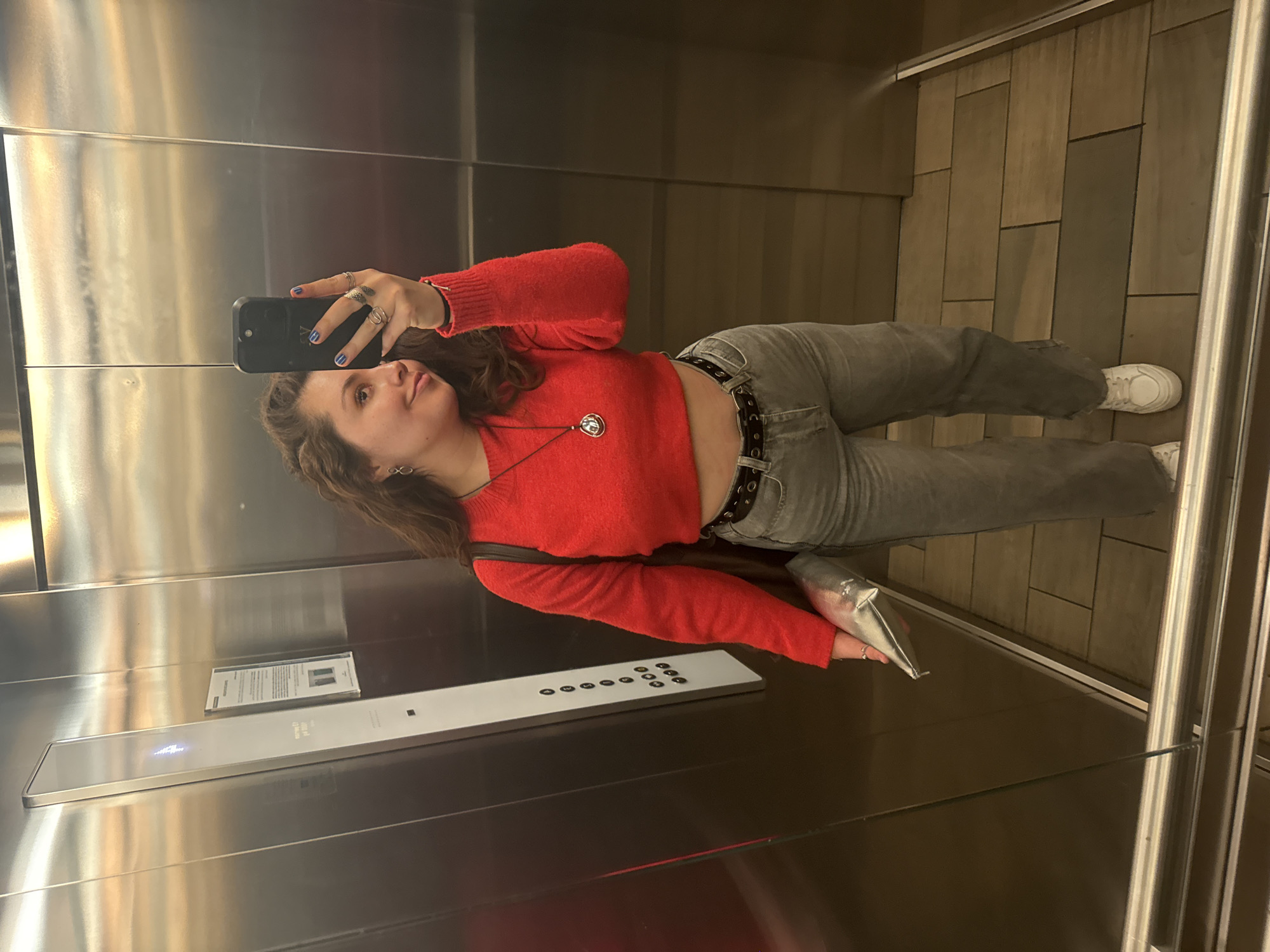 Woman takes elevator selfie in Mexico City