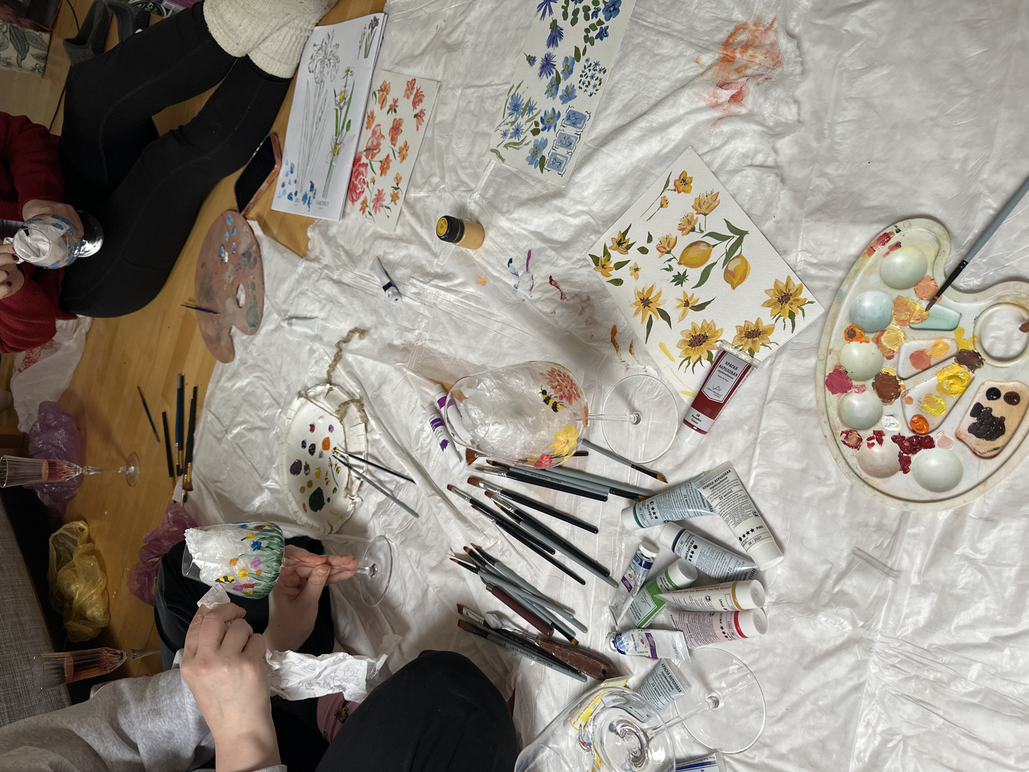 Art painting session with floral glass painting in Sapronovo