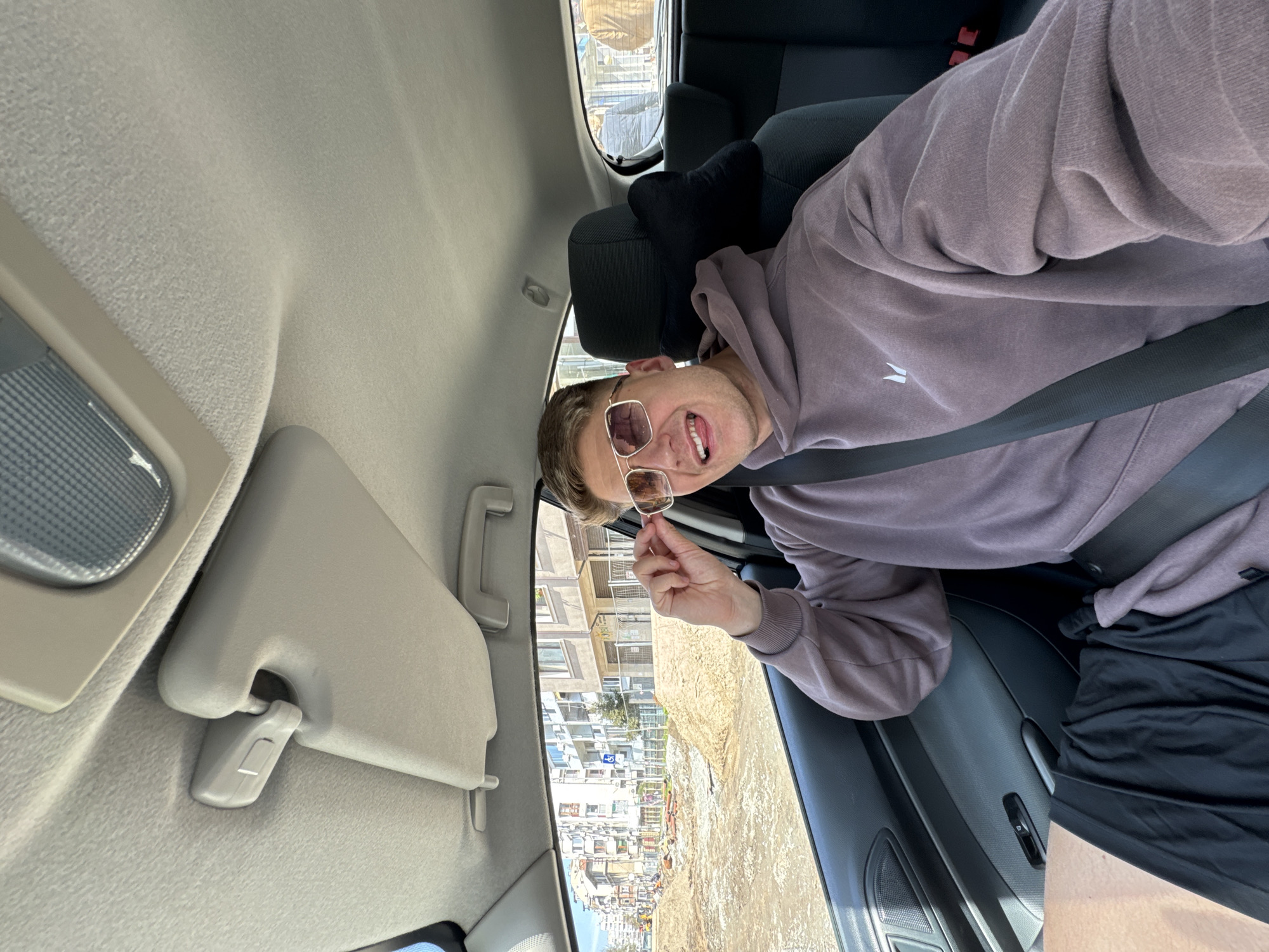 Person in mauve hoodie observed in car in Burgas