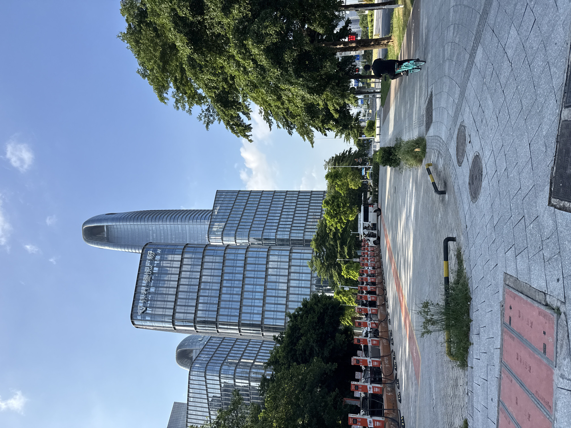 Lazy morning in a Haizhu high-rise, city humming outside