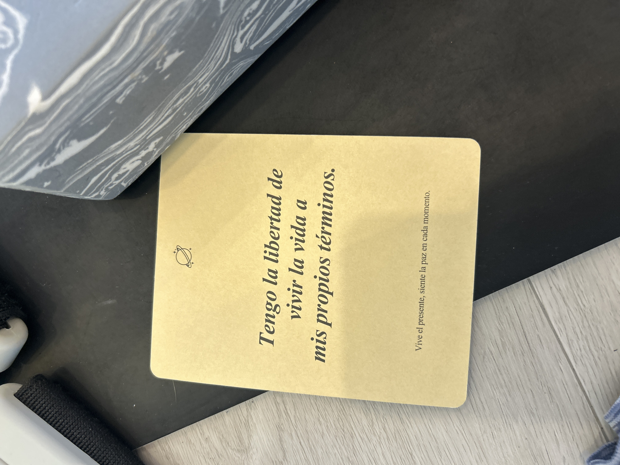 Mixed urban items documented: bicycle, fitness gear, Spanish card