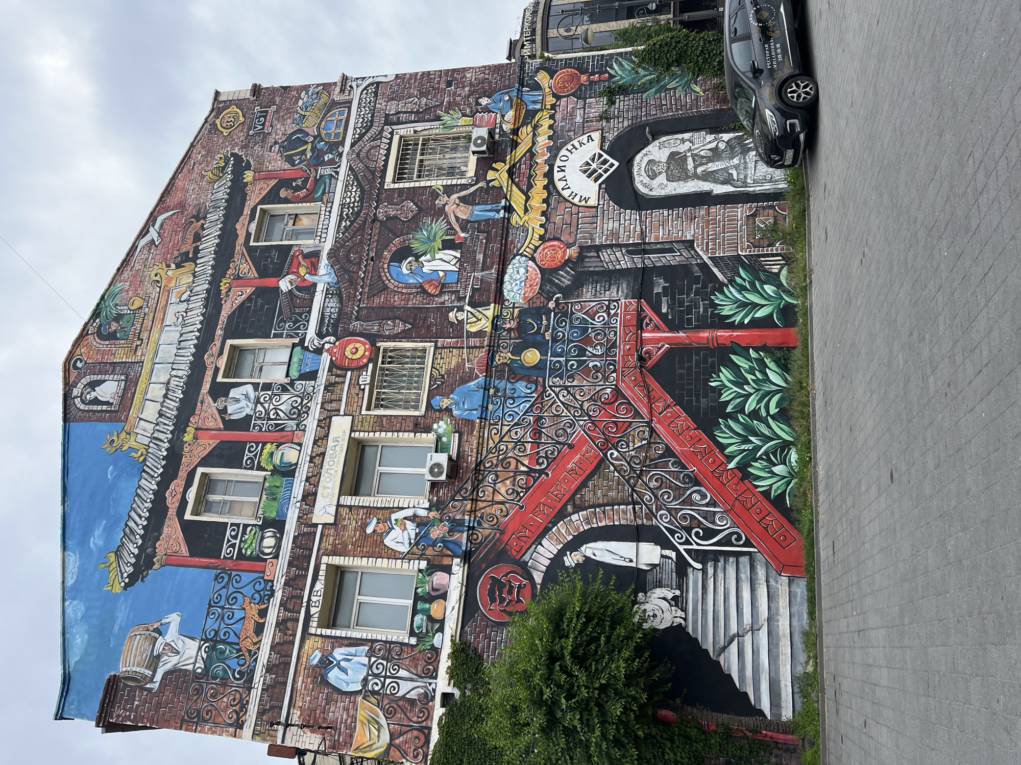 Street-level look at Vladivostok's Millionka district architecture and murals