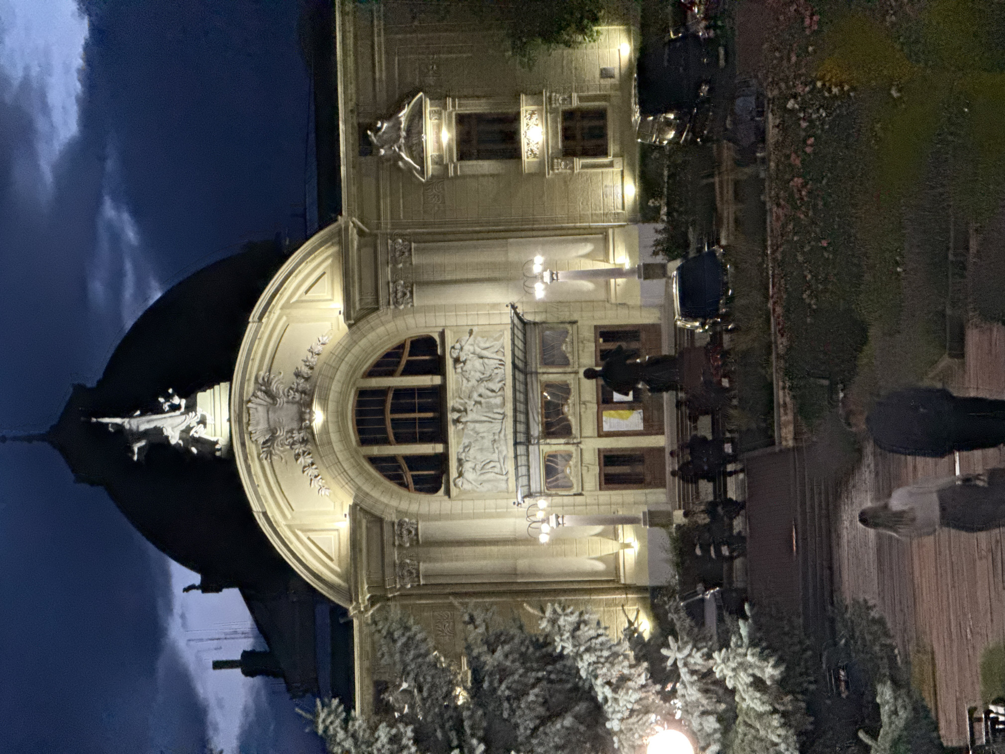 Chernivtsi at dusk: landmarks, streets, and a fruit stall