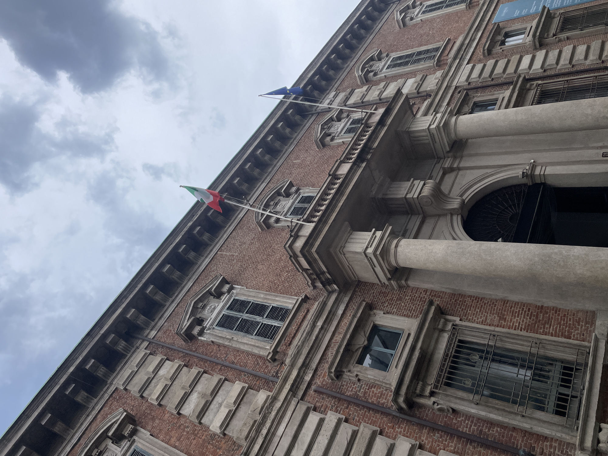 Milan street scenes documented over 29 minutes