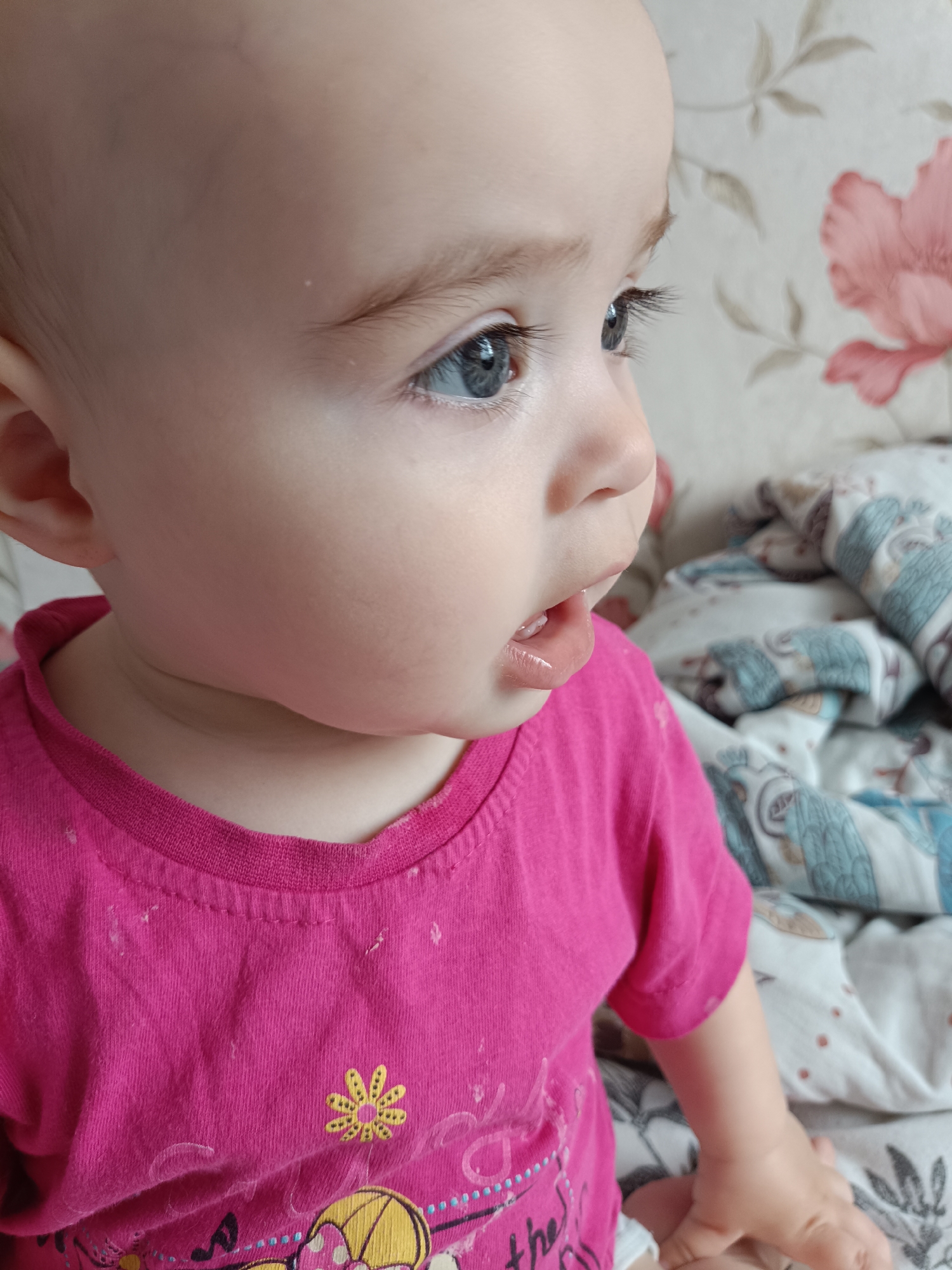 A relaxed home morning with kids, cats, and a dog in Noviy