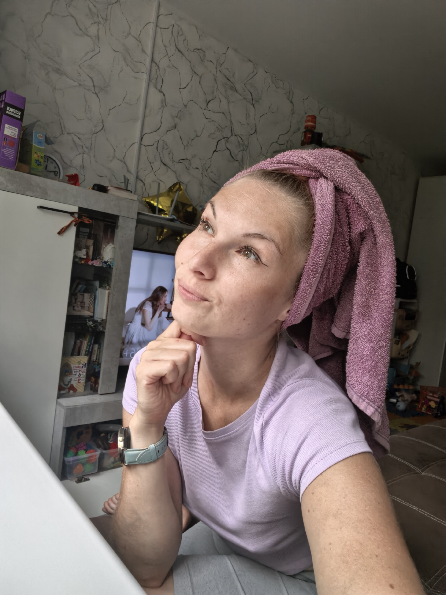 Casual home moment in Sterlitamak with pearl earrings on display