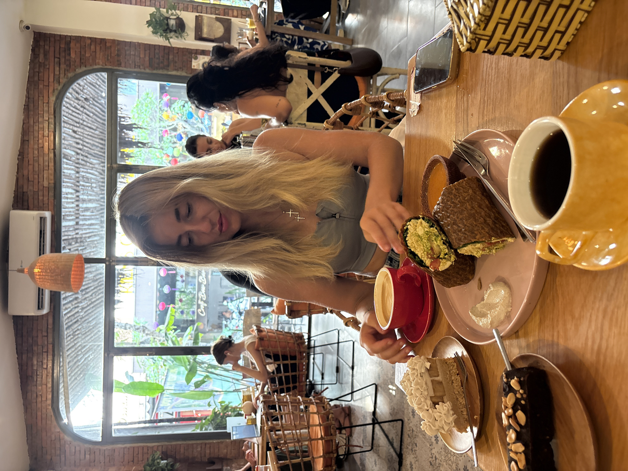 Daytime cafe scene documented in Đà Nẵng, Vietnam
