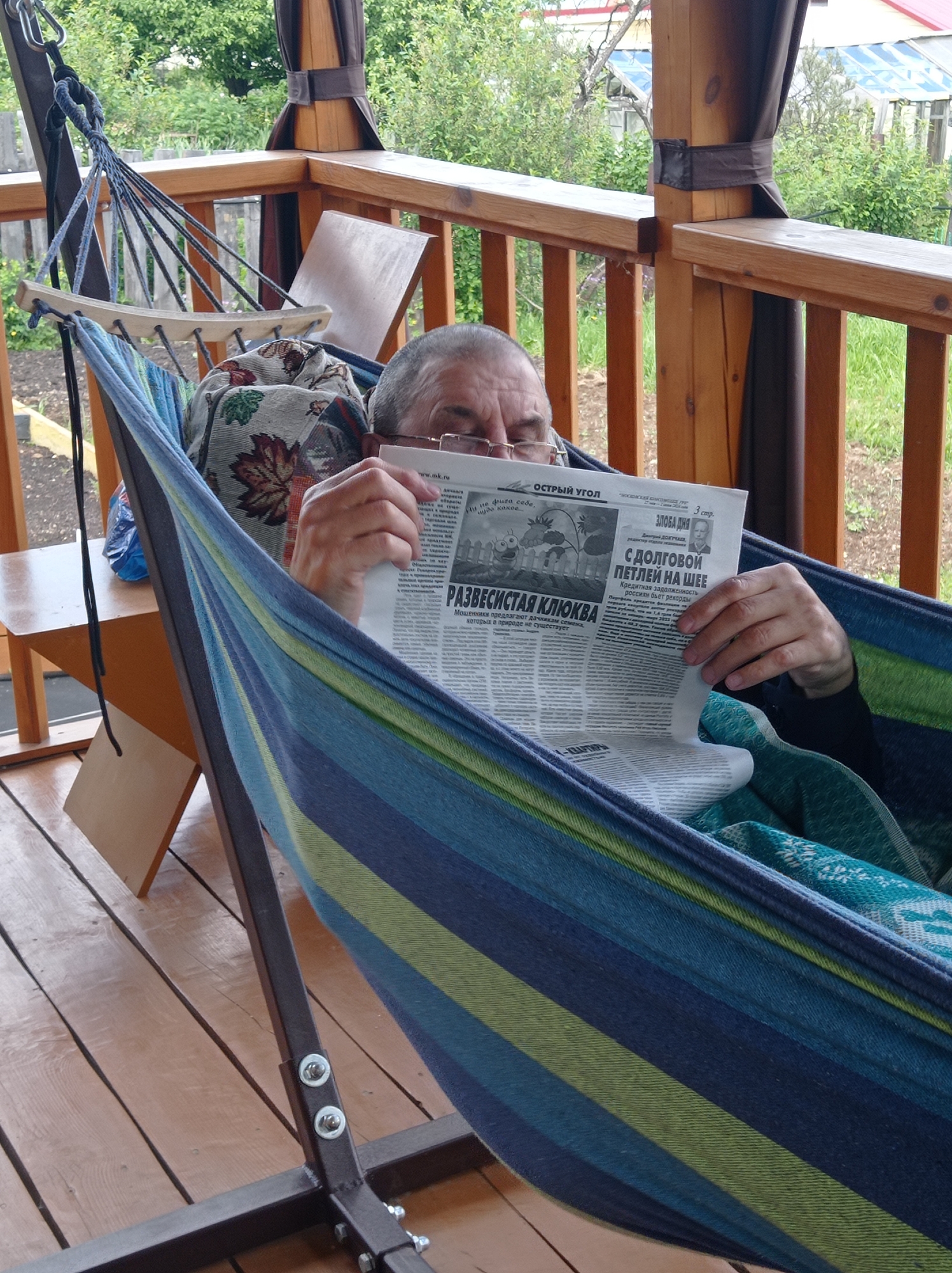Morning scenes in Degtyarsk: elderly reader, Siamese cat observed