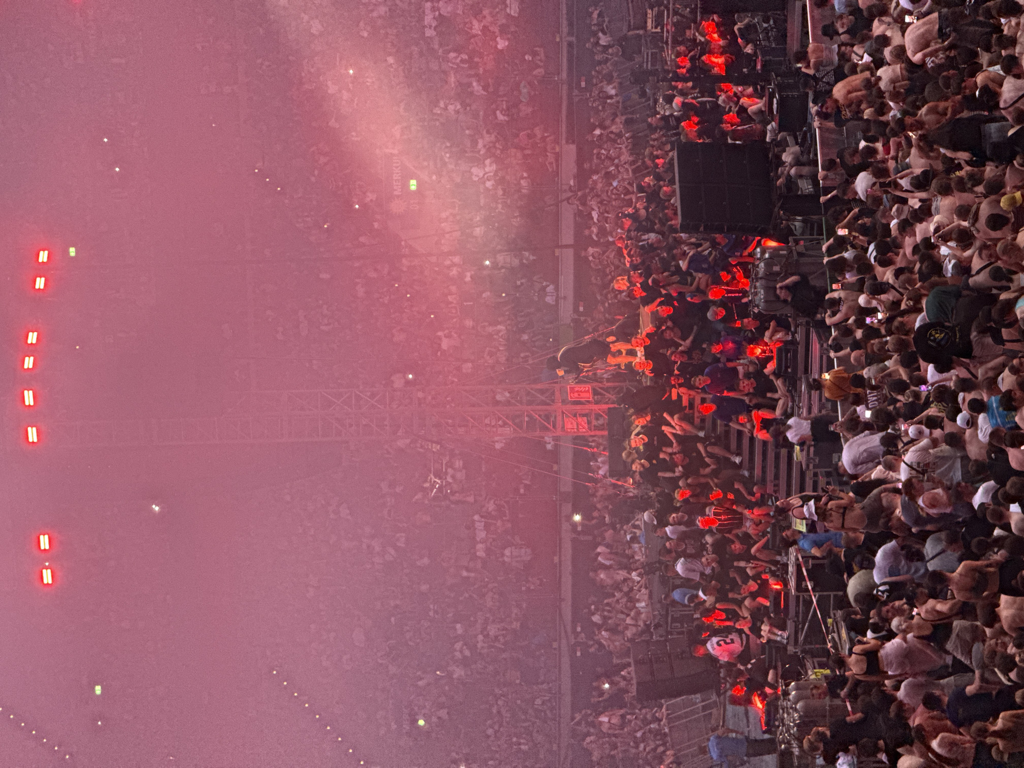 Packed arena concert lights up Düsseldorf night