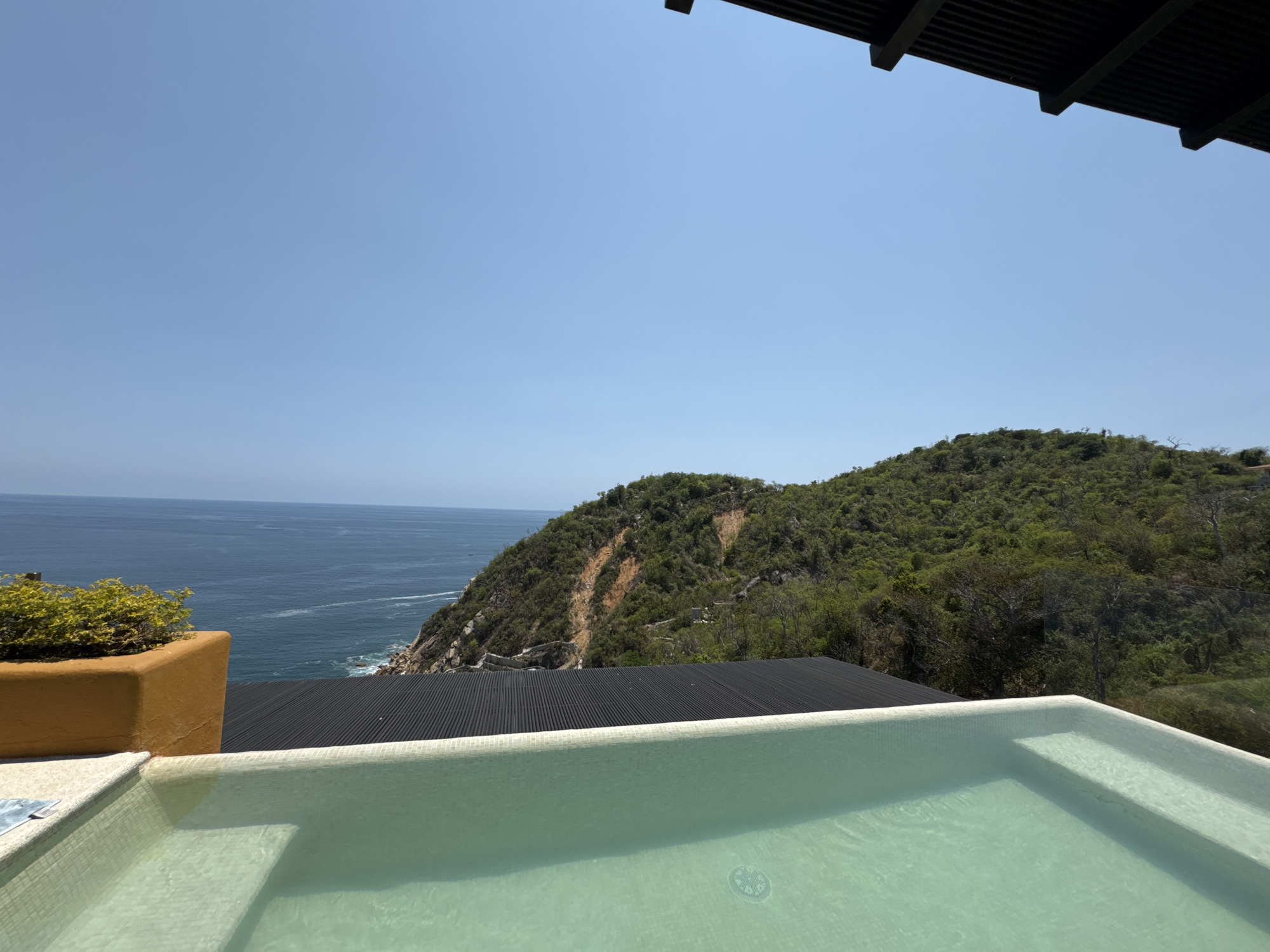 Residential pool view documented in Puerto Marqués, Mexico